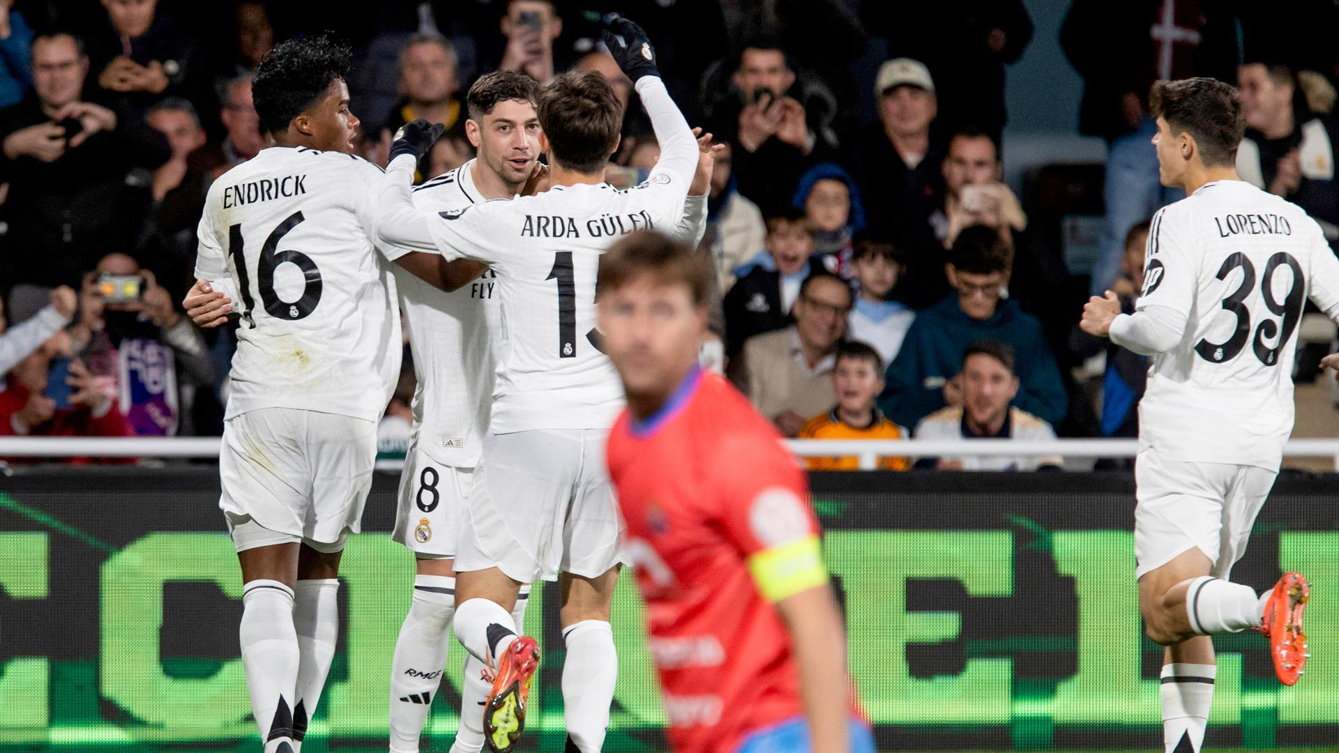 El centrocampista uruguayo del Real Madrid Fede Valverde (2i) celebra el primer gol ante de la Deportiva Minera durante el partido correspondiente a los dieciseisavos de final de la Copa del Rey