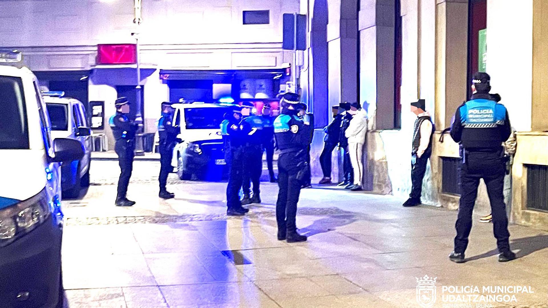 Un momento de la detención de los jóvenes por robo en el Casco Antiguo de Pamplona /