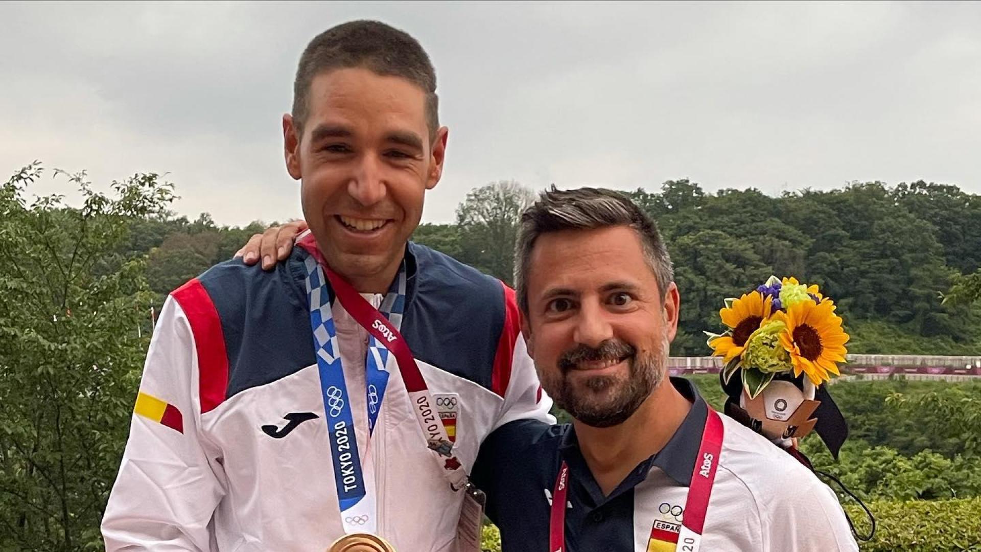 Mikel Zabala con el olímpico en MTB, David Valero.