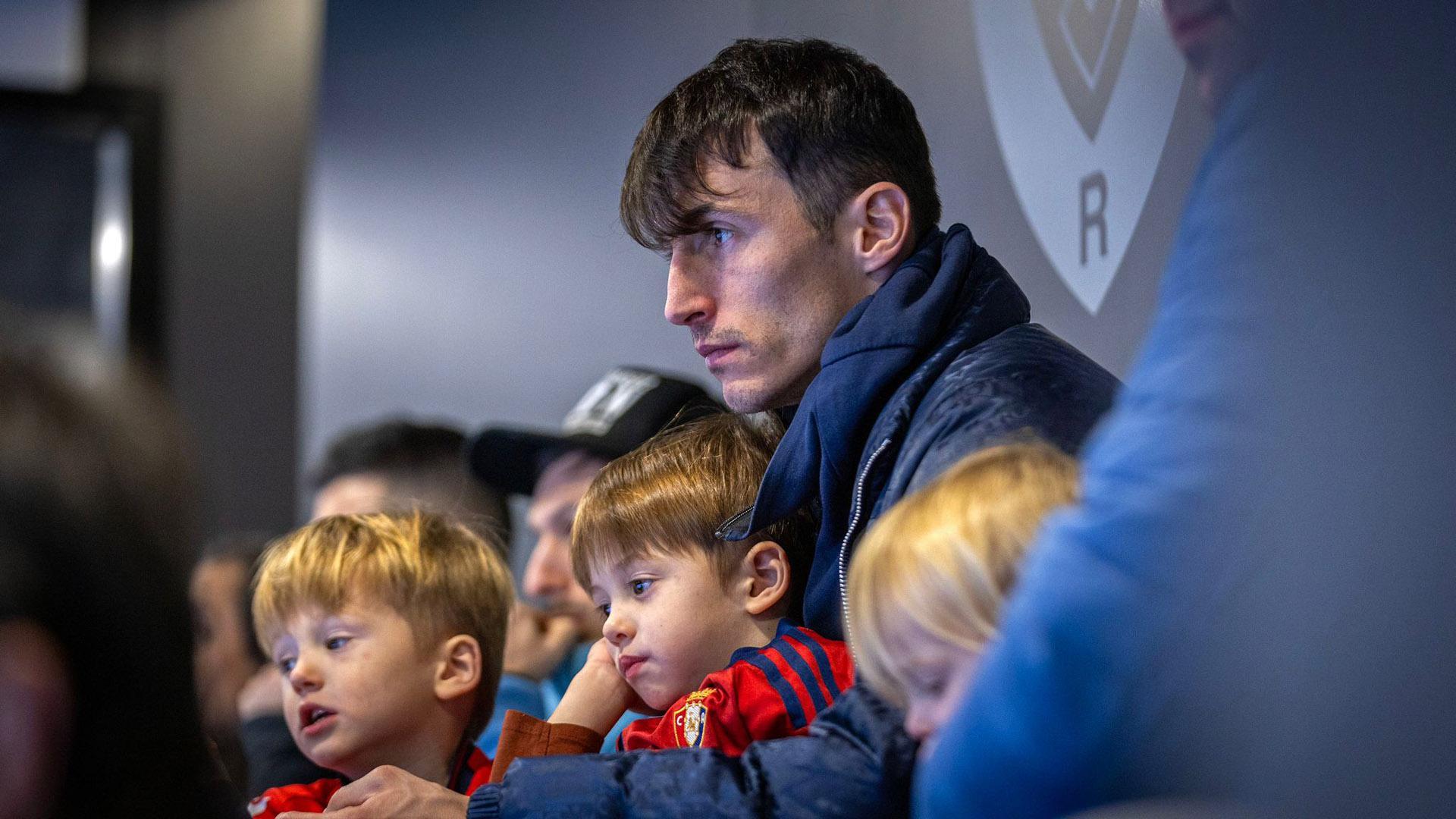 Budimir, con sus hijos, en Anaitasuna