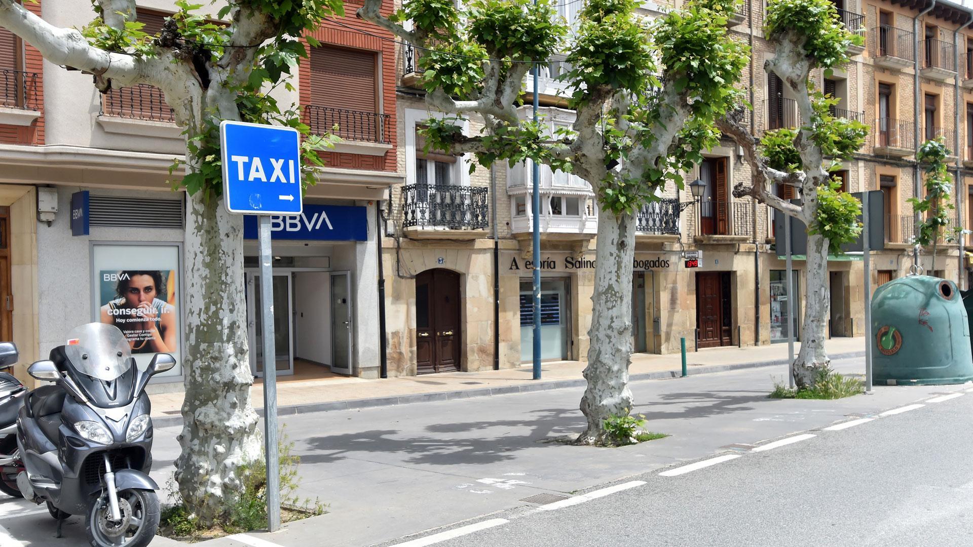 Imagen de la parada de taxis de Tafalla, en la plaza Cortés, junto a la avenida de Sangüesa.