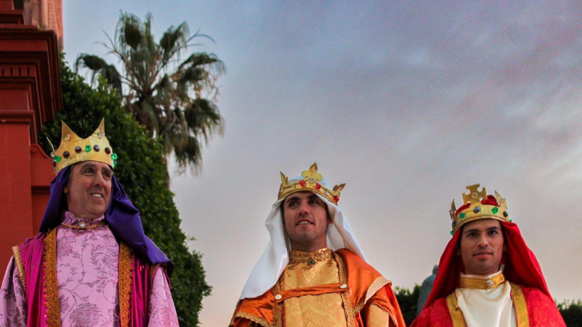 Pablo Hermoso de Mendoza, a la izquierda, junto a su hijo Guillermo, en el centro, y el diestro Francisco Martínez, a la derecha, durante la cabalgata