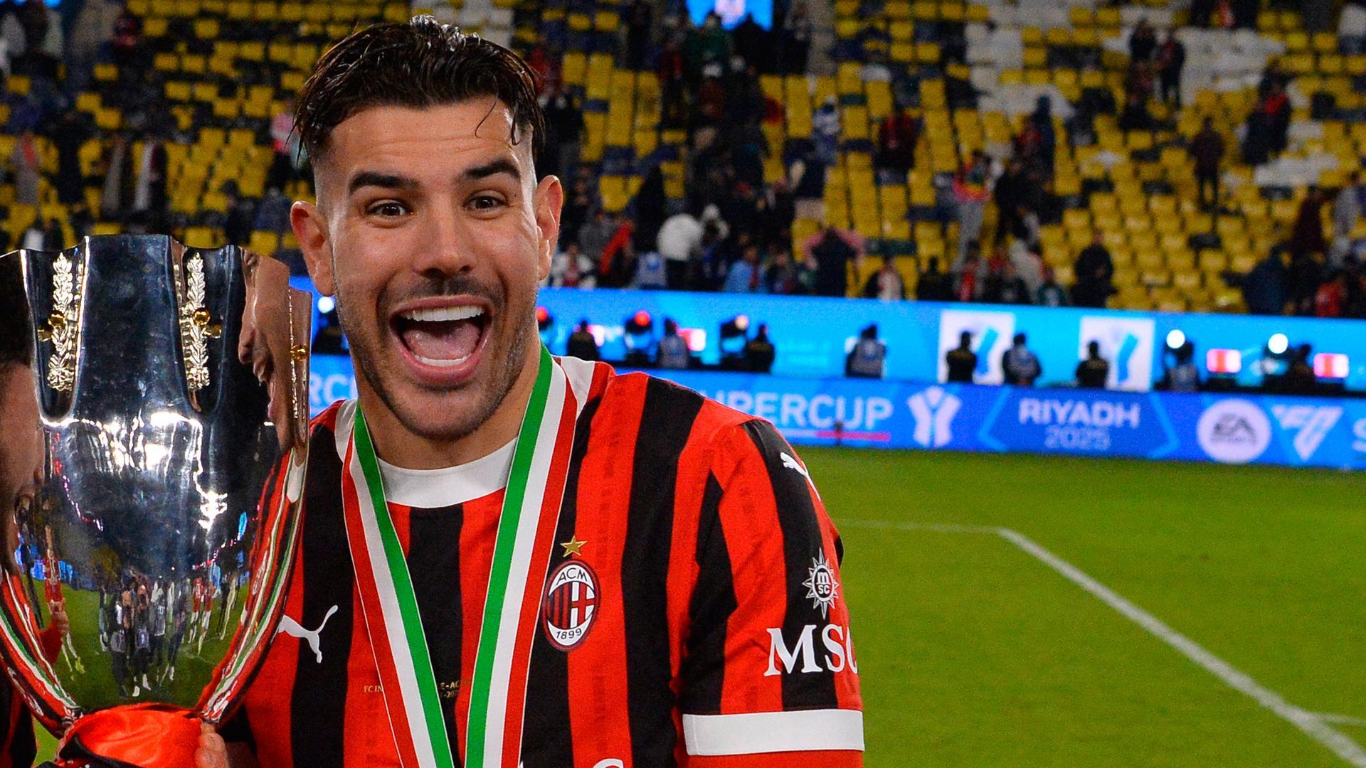 Theo Hernández junto al trofeo de la Supercoppa italiana