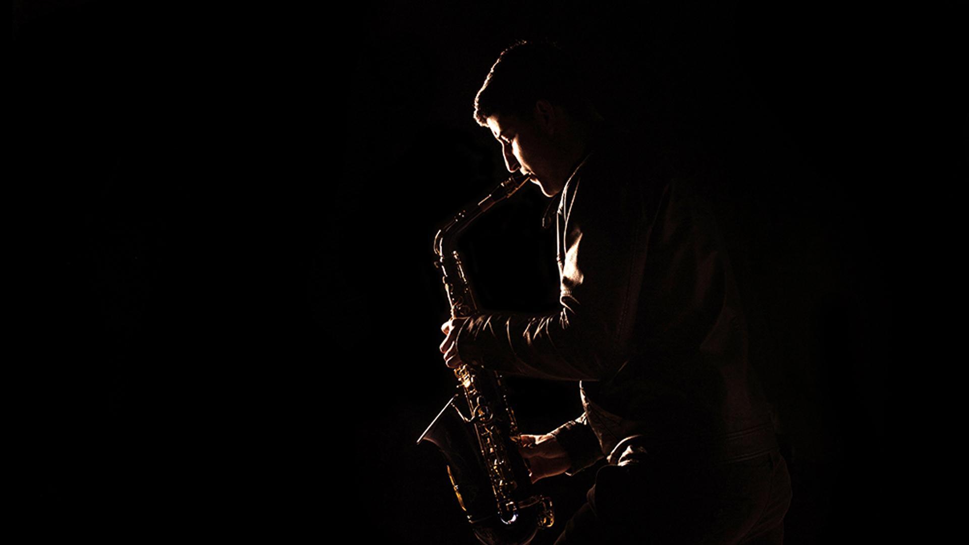 Una persona tocando el saxofón