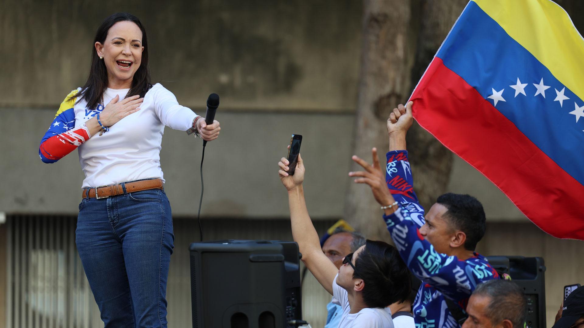 La líder antichavista María Corina Machado saluda a sus seguidores este jueves, en una manifestación en Caracas (Venezuela)