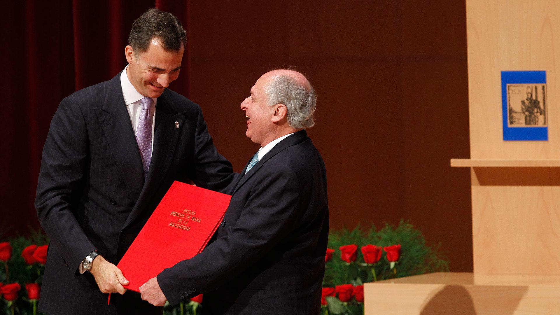El entonces Príncipe Felipe entrega el premio a Manuel Elkin Patarroyo en la ceremonia de los Premios Príncipe de Viana 2011