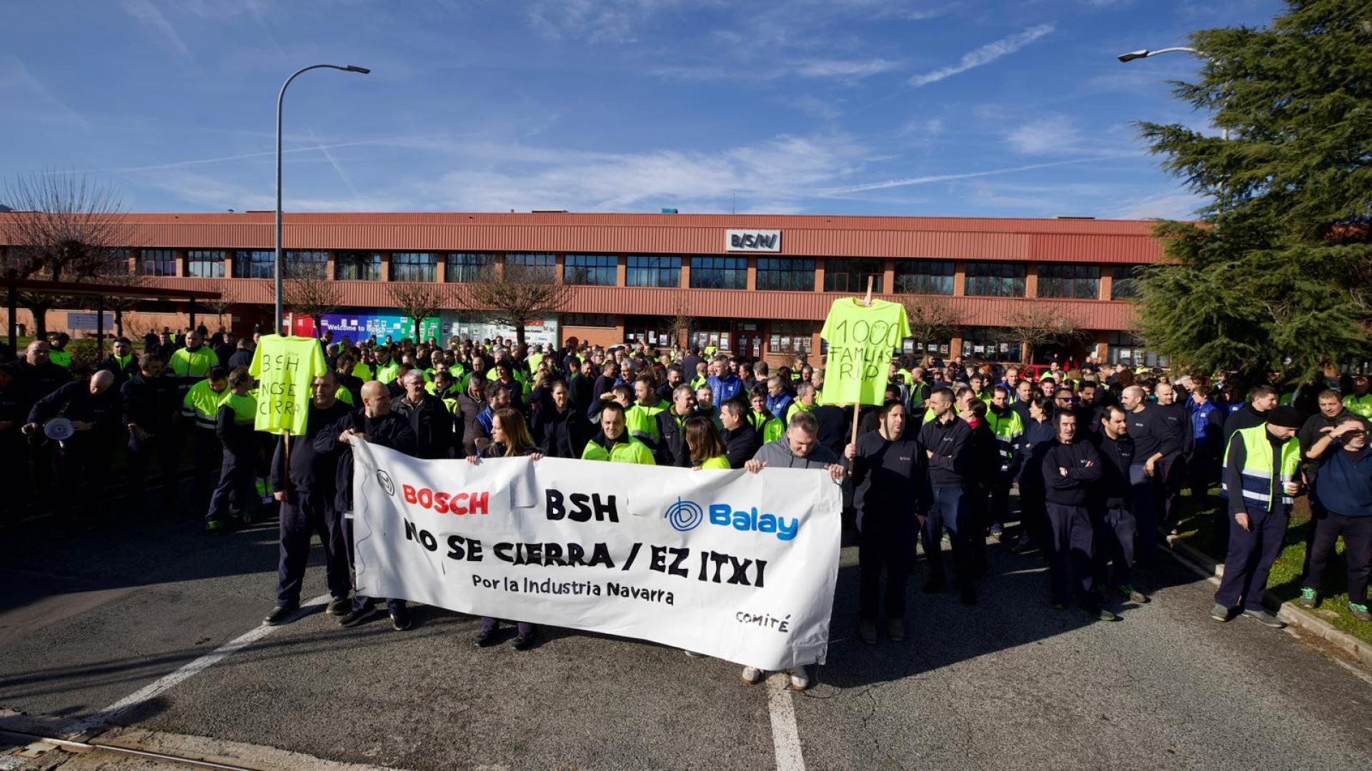 Concentración de comité de empresa y trabajadores de BSH frente a la planta de Esquíroz