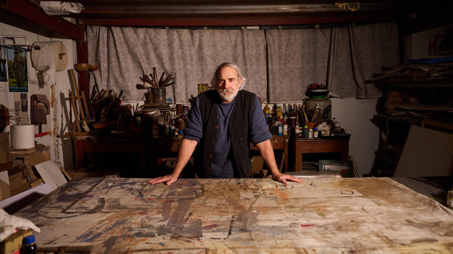 Carlos Ciriza posa para esta entrevista en el taller de pintura dentro de su estudio pamplonés