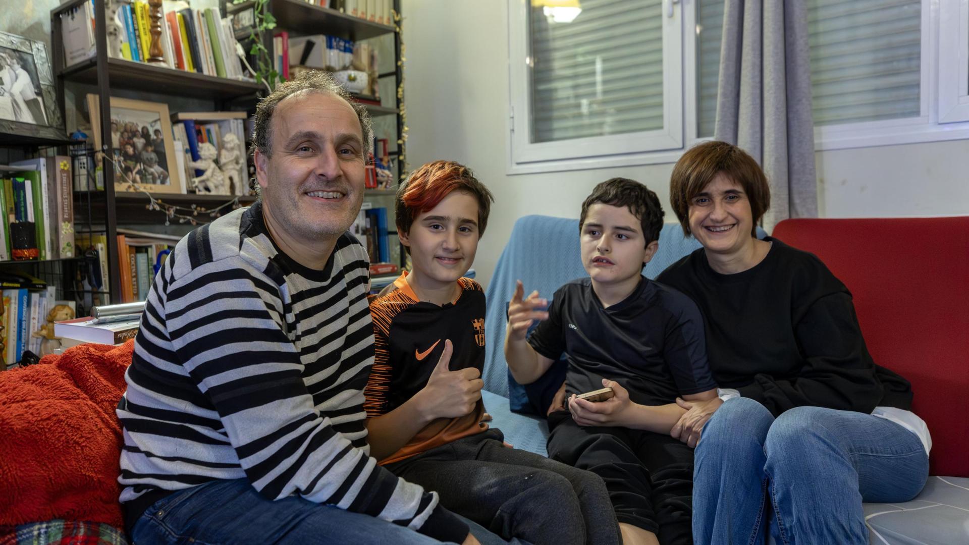 Muskilda Elorduy y su marido Iñaki Izcue, con sus dos hijos, Mikel y Aimar, en el salón de su casa de Campanas.