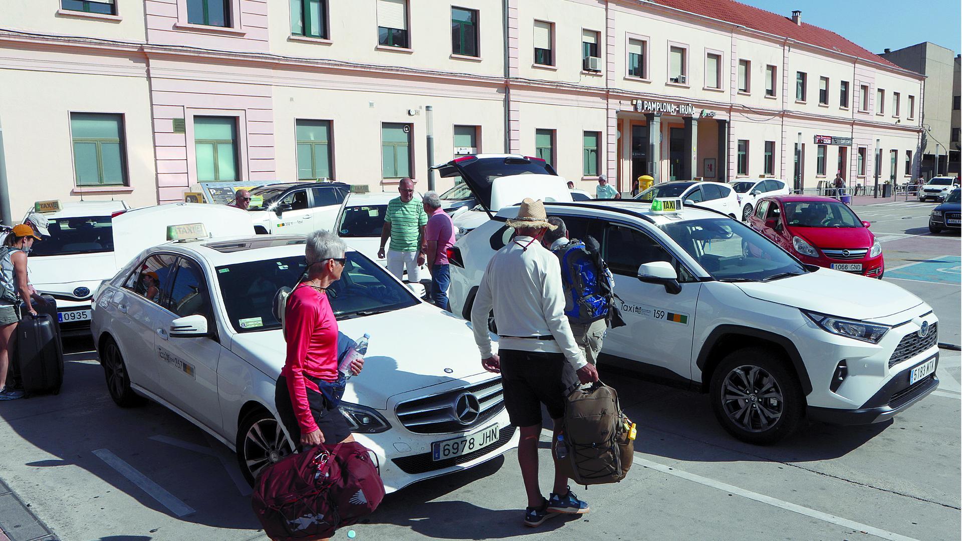 Un Mercedes y un Toyota en la cabecera de la parada de taxis en la estación de tren de Pamplona
