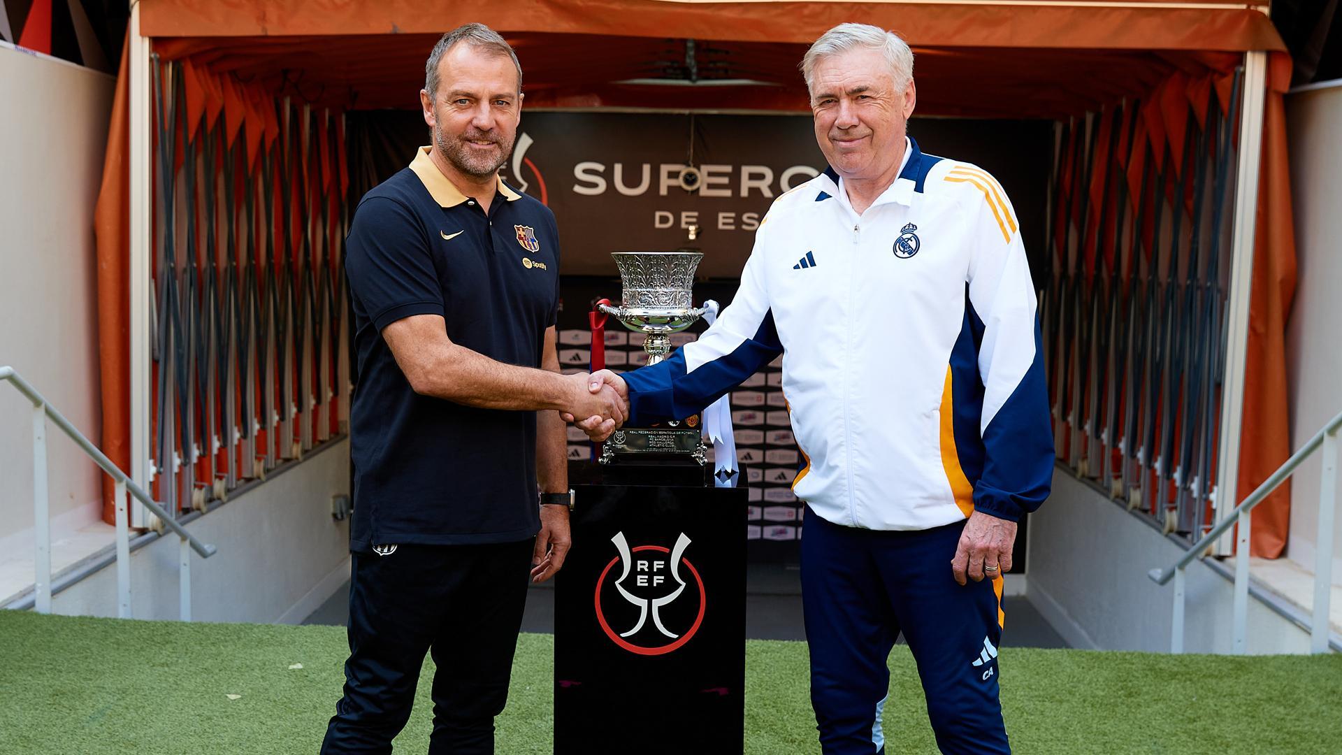 Flick y Ancelotti posan con el trofeo de la Supercopa de España