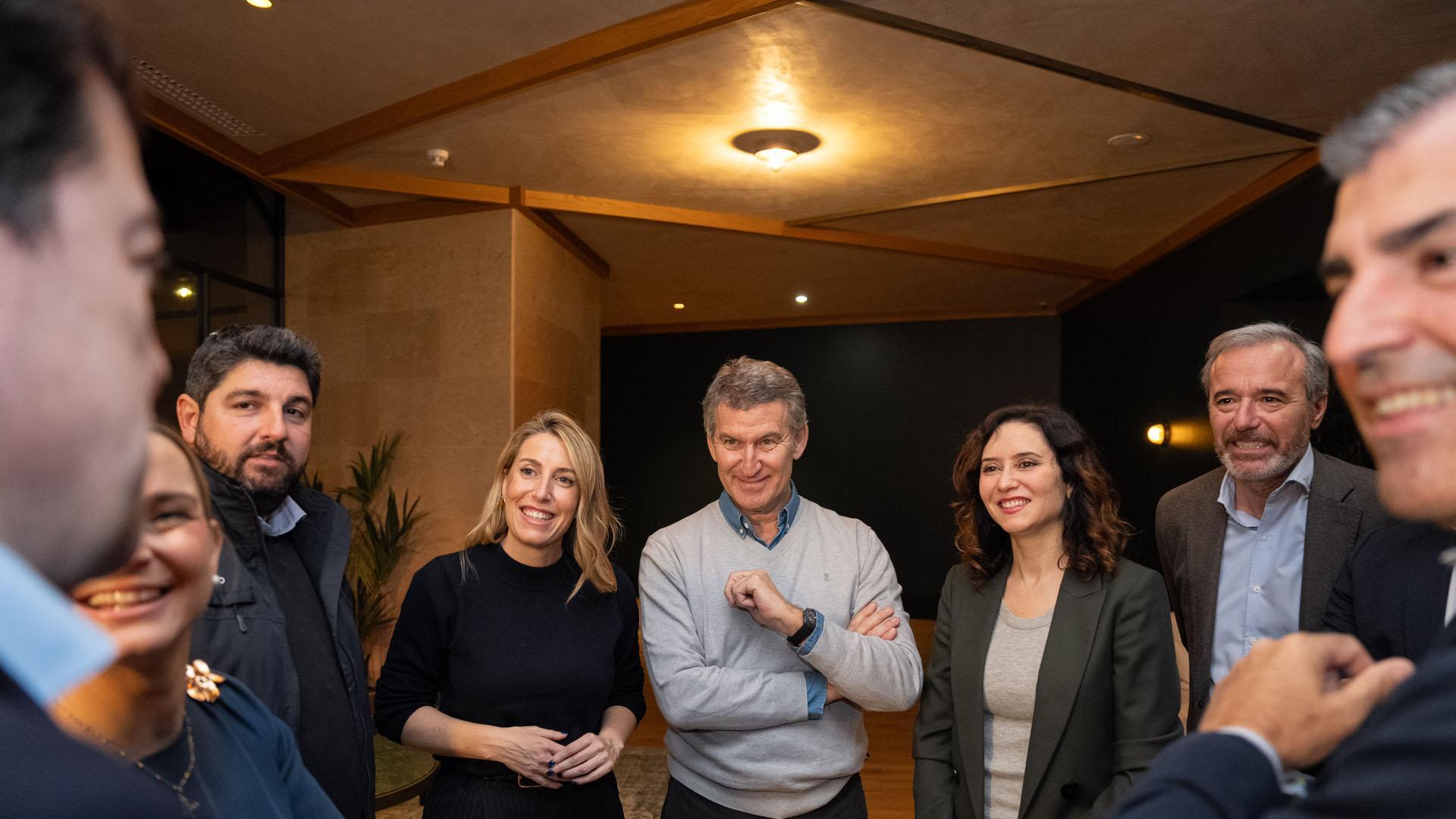 (I-D) El presidente de la Región de Murcia, Fernando López Miras; la presidenta de la Junta de Extremadura, María Guardiola; el presidente del Partido Popular, Alberto Núñez Feijóo; la presidenta de la Comunidad de Madrid, Isabel Díaz Ayuso y el presidente de Aragón, Jorge Azcón, durante un encuentro, a 10 de enero de 2025, en Colunga, Asturias (España). El líder del PP, Alberto Núñez Feijóo, y sus 'barones' territoriales se encierran este fin de semana en Asturias para consensuar la agenda y estrategia del partido en este 2025, que tendrá el problema de la vivienda en España como uno de los temas clave
Diego Puerta / Partido Popular
10/01/2025 10 ENERO 2025;PP;PARTIDO POPULAR;