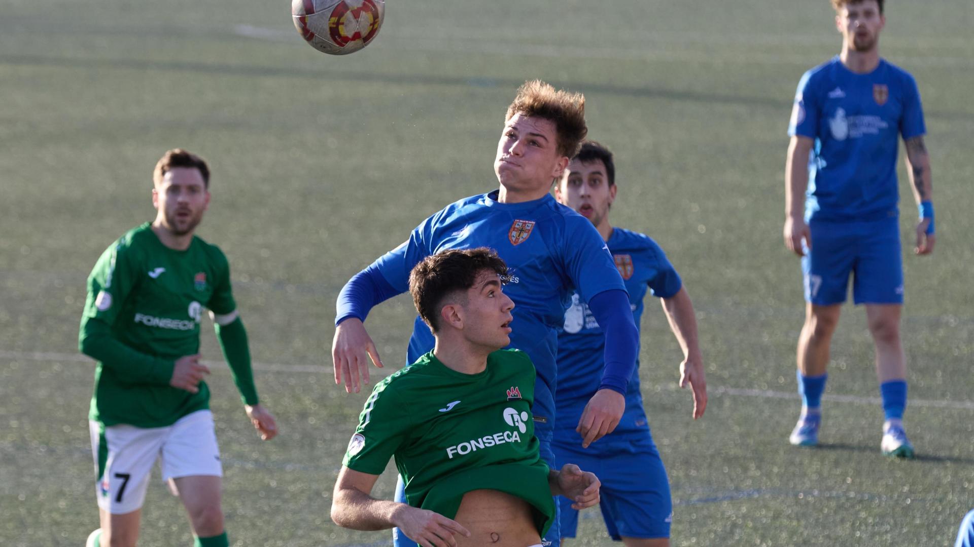 El centrocampista del Valle de Egüés Javi Terés va de cabeza ante Asier Berruete del San Juan