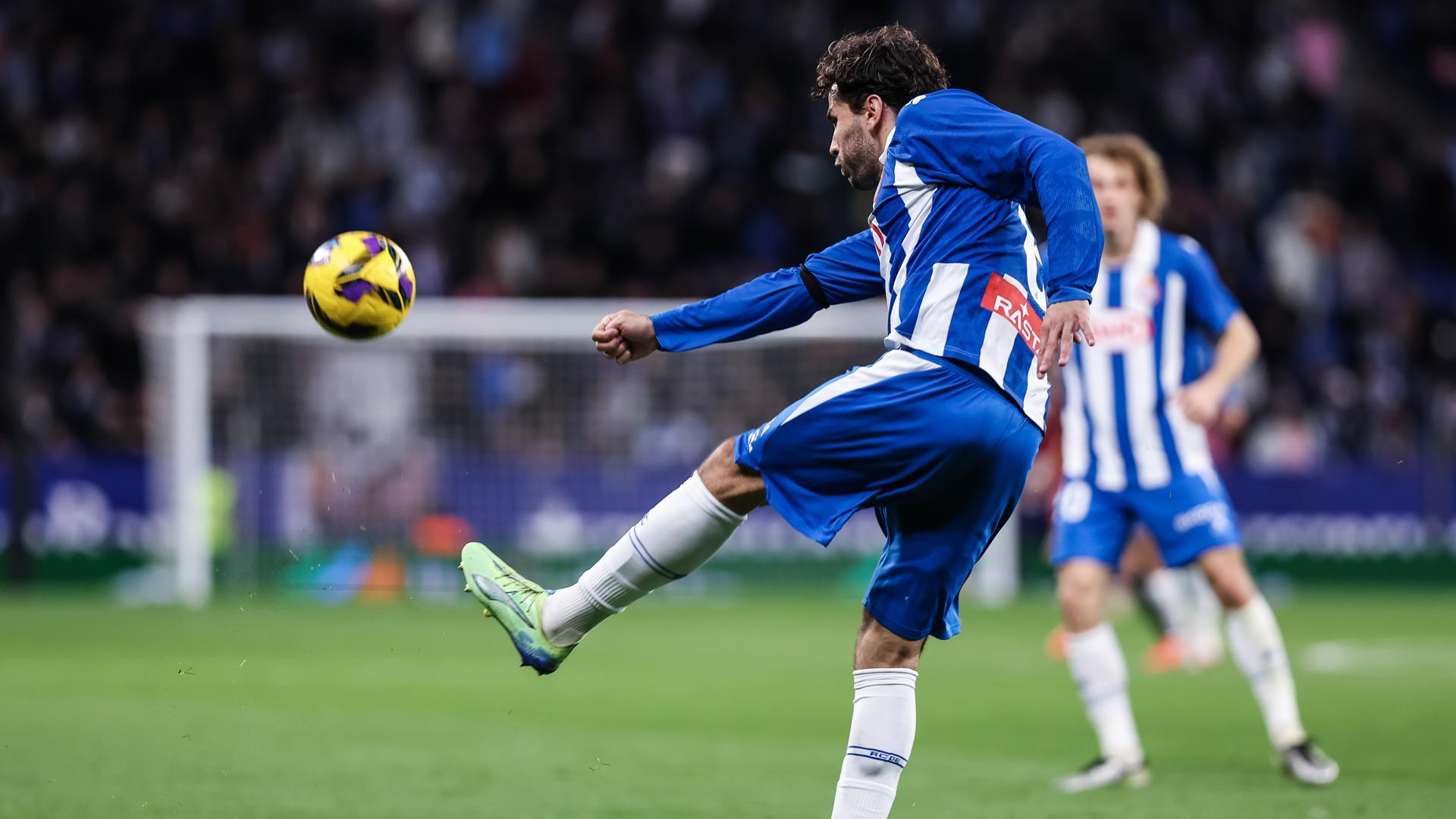 Cabrera uno de los jugadores que marcó gol durante el partido en Barcelona