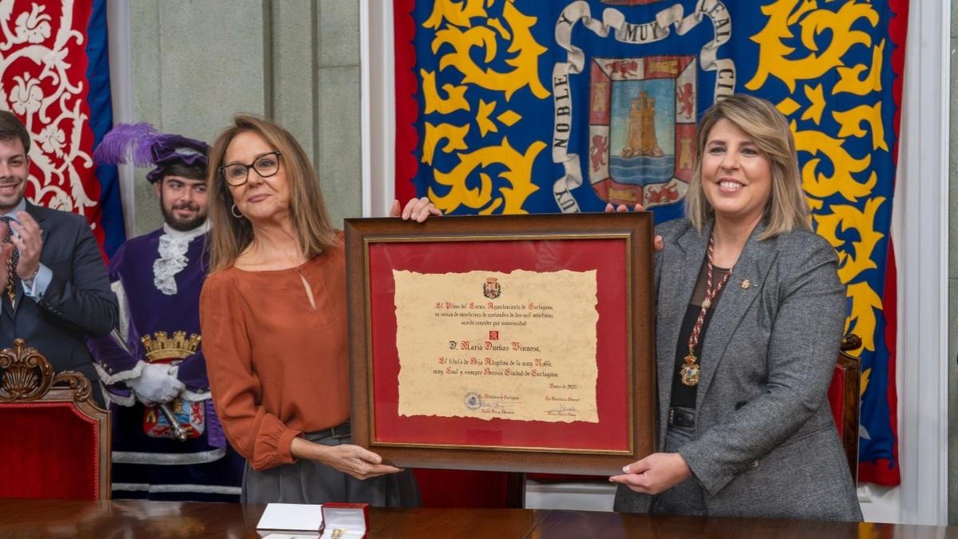 María Dueñas recibe la distinción de manos de la alcaldesa de Cartagena