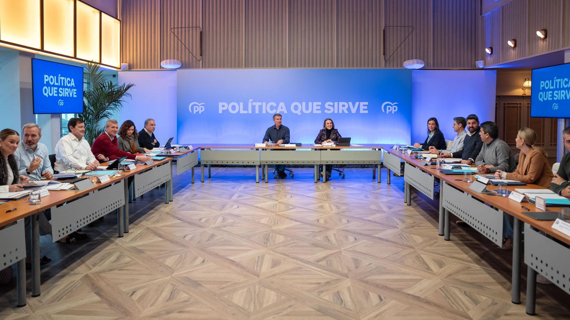 Reunión de Feijóo y los 'barones' del PP en Asturias

REMITIDA / HANDOUT por PPDEG

Fotografía remitida a medios de comunicación exclusivamente para ilustrar la noticia a la que hace referencia la imagen, y citando la procedencia de la imagen en la firma

11/01/2025