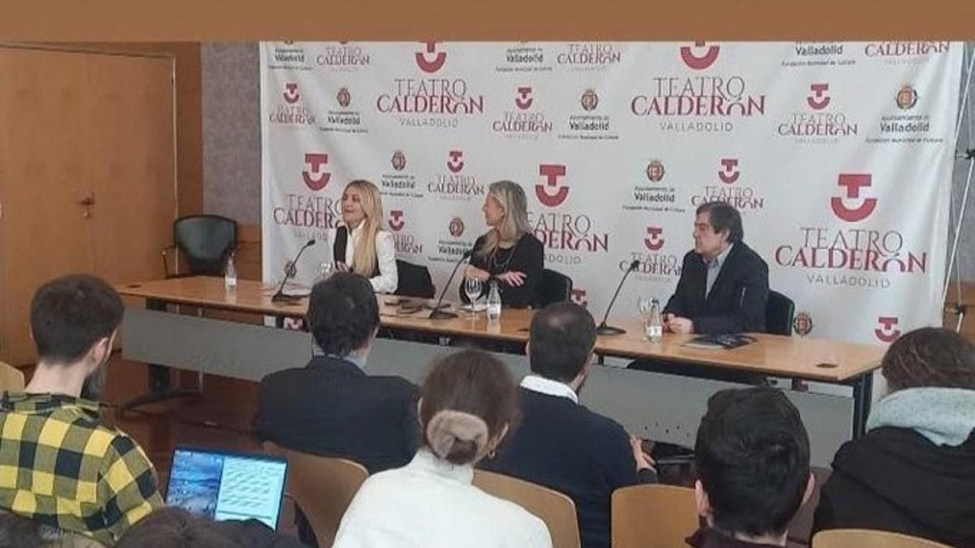 Cayetana Guillén Cuervo, presidenta de la Academia de las Artes Escénicas, junto a la concejala de Cultura de Valladolid, Irene Carvajal y el director del Teatro Calderón,
José María Viteri, en la rueda de prensa de presentación de la X Gala de Entrega de Medallas de Oro y Distinciones de Honor