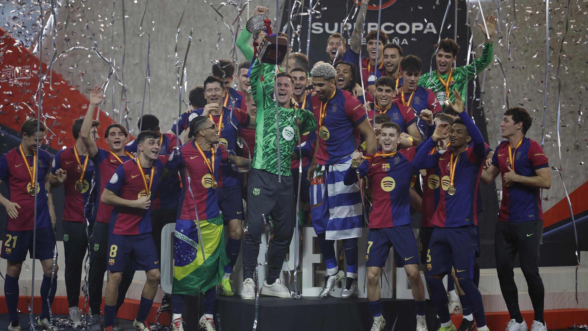 Los jugadores del Barcelona levantan el trofeo de ganadores de la Supercopa de España