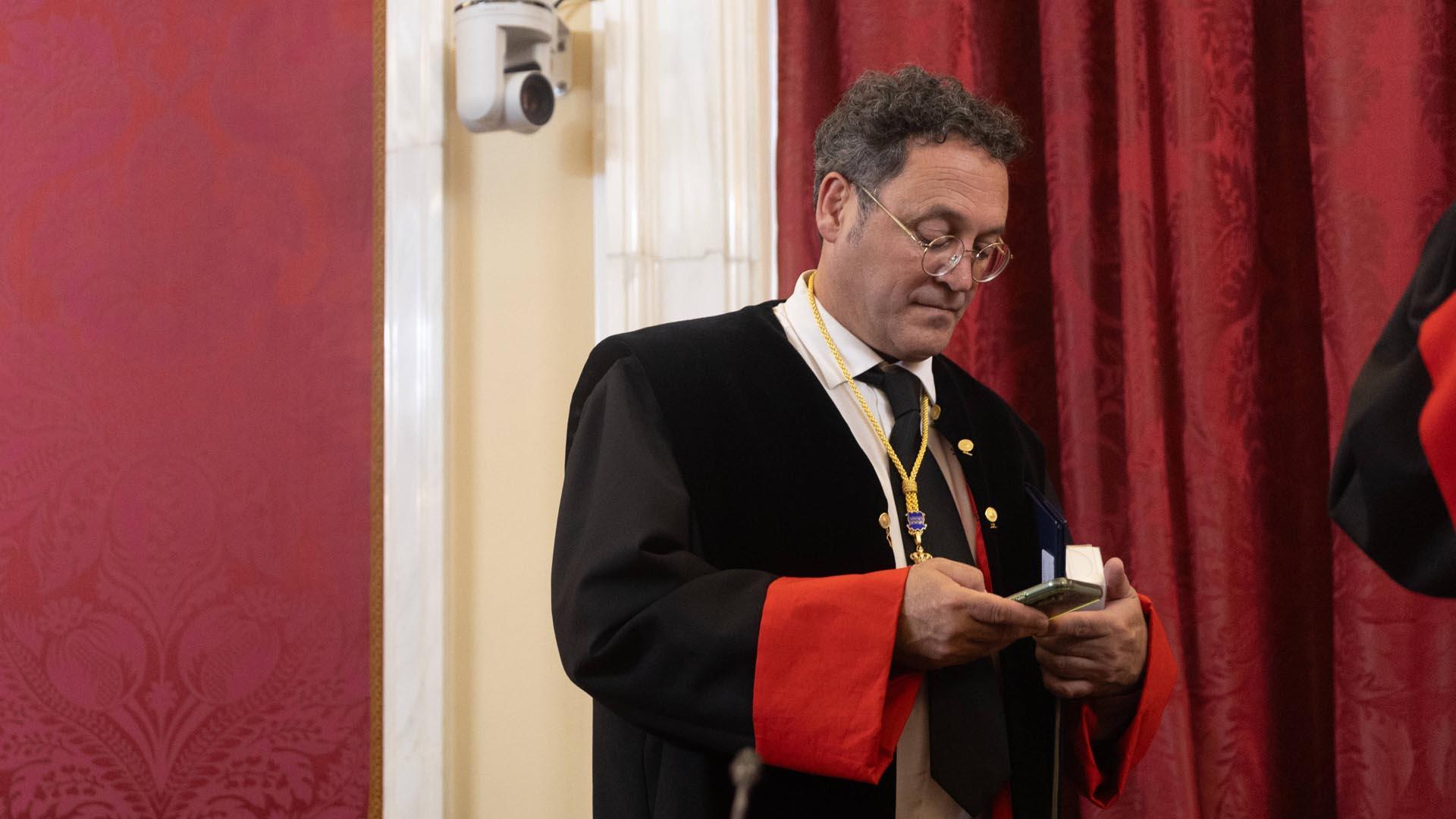 El fiscal general del Estado, Álvaro García Ortiz, consulta su móvil durante la toma de posesión de Escrivá como consejero nato del Consejo de Estado