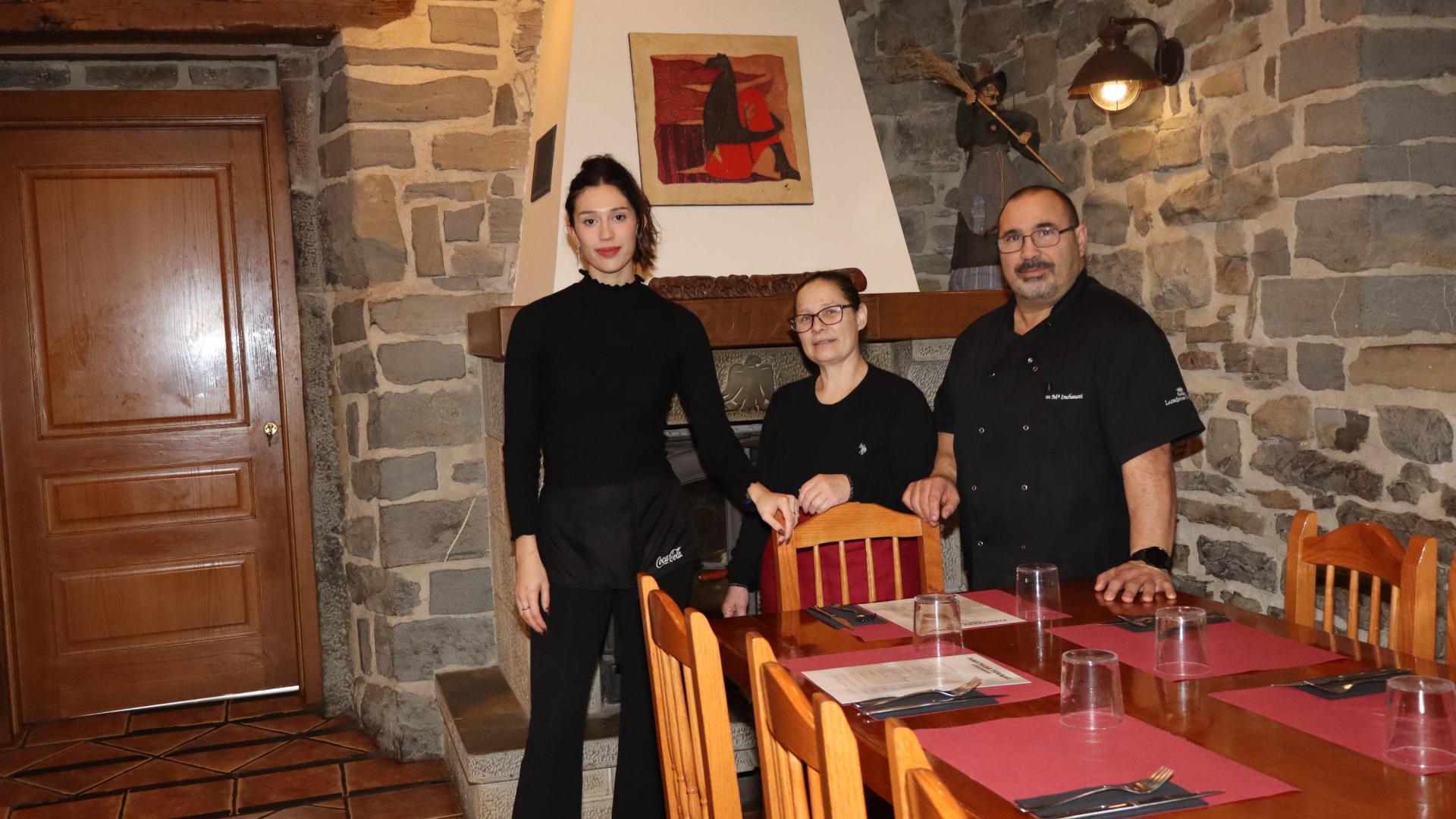 Al frente de Taberna Perutxena está Juan Mari Intxausti. Lo atiende junto con Alba Góngora y Analid Patiño (en medio)