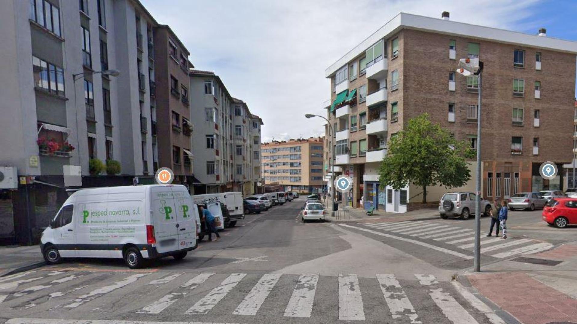 El siniestro se ha producido este lunes, a las 11:55 horas, en la calle Cruz de Barcacio, en la Rochapea