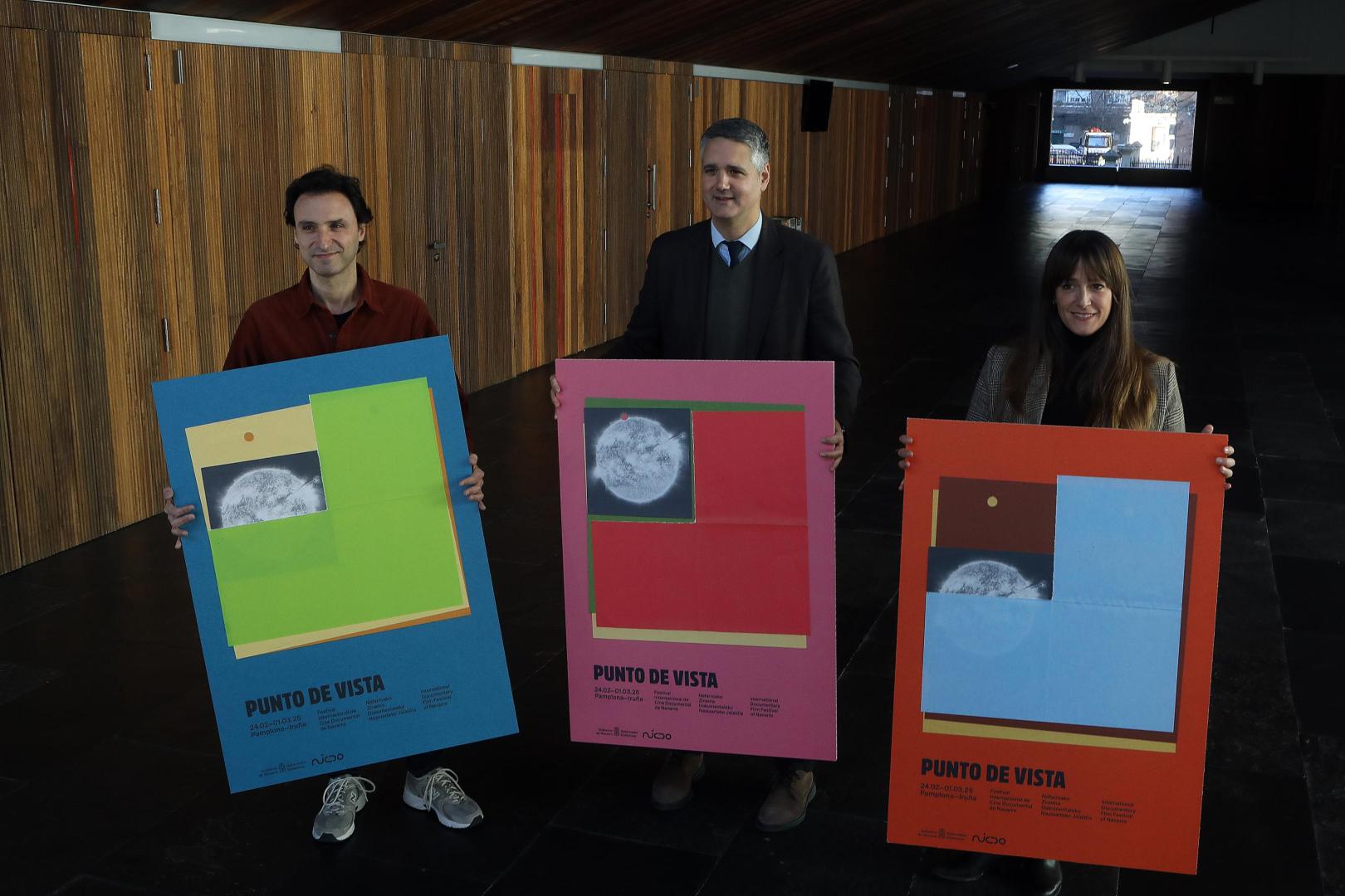 Manuel Asín, Ignacio Apezteguía y Teresa Morales de Álava, ayer, con los carteles de esta edición