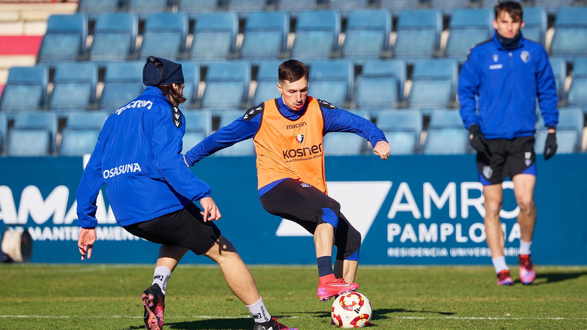 Bryan Zaragoza trata de driblar a Juan Cruz ante la mirada de Ante Budimir durante el entrenamiento de este lunes, 13 de enero, en Tajonar /