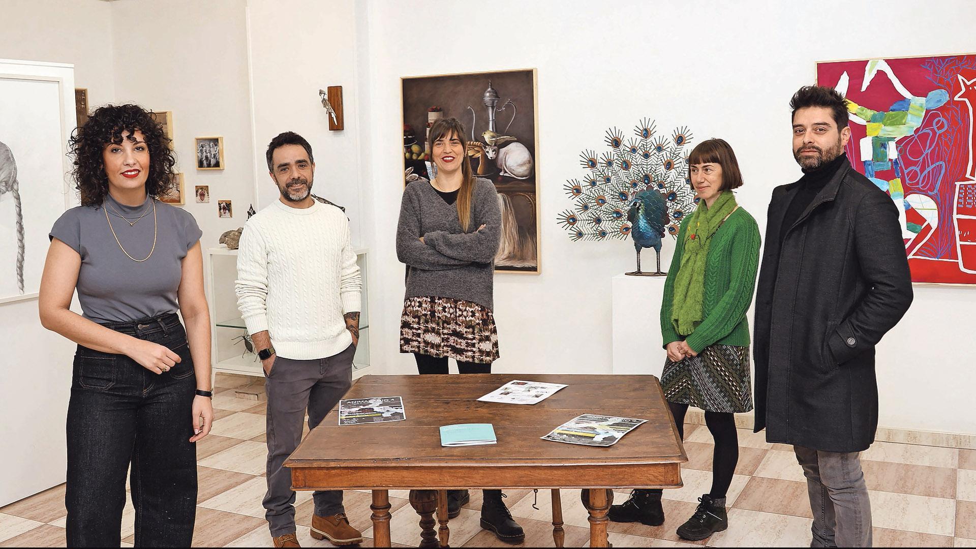 De izda. a dcha.: Sandra Nadal Vital, Jordi Larroch, Sara Rubio Isasi, Virginia Santos y Javi Villaroel Seoane, en la exposición de la galería arteA2 de Zizur Mayor