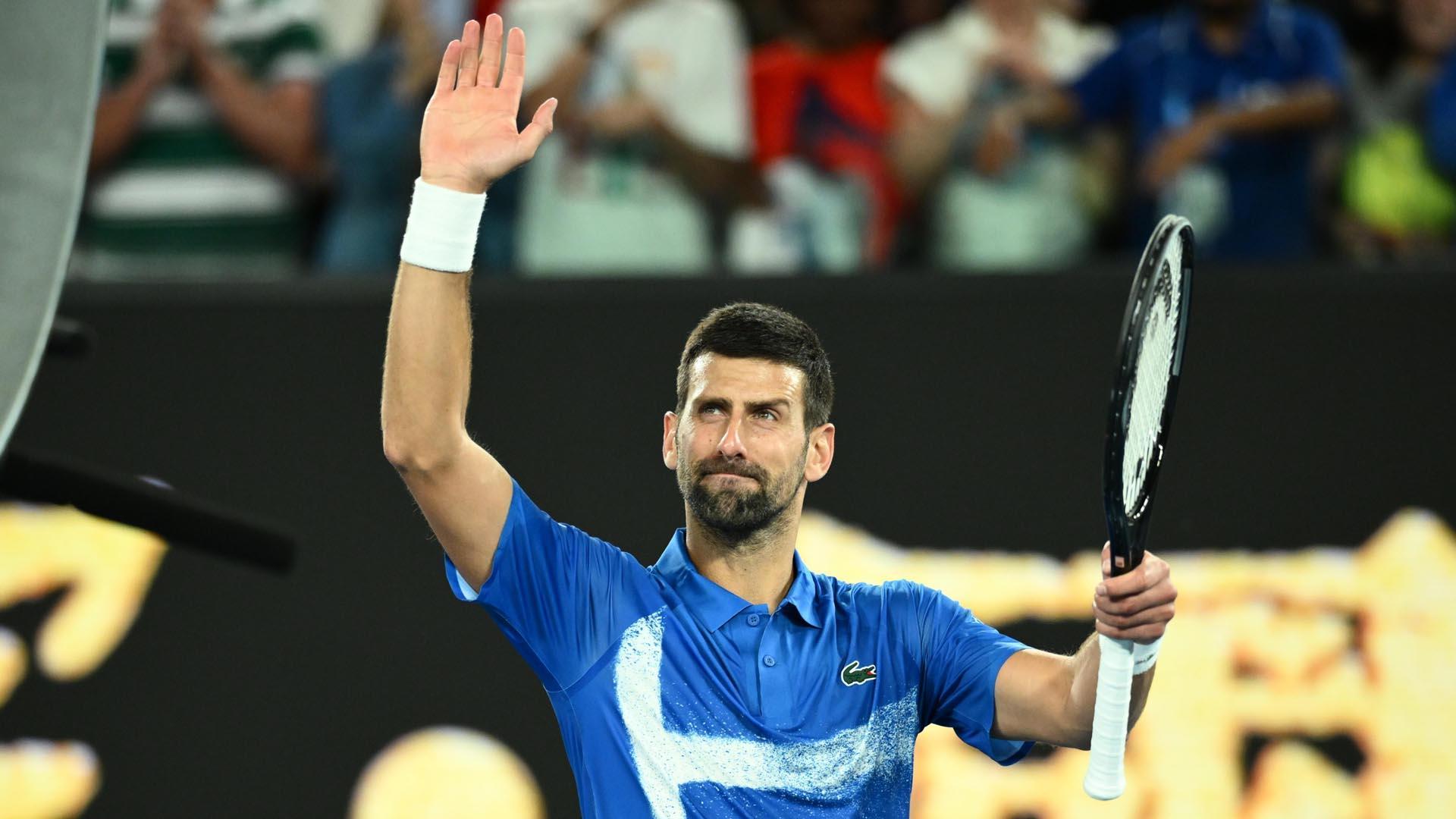 Djokovic saluda al público tras ganar a Nishesh Basavareddy.