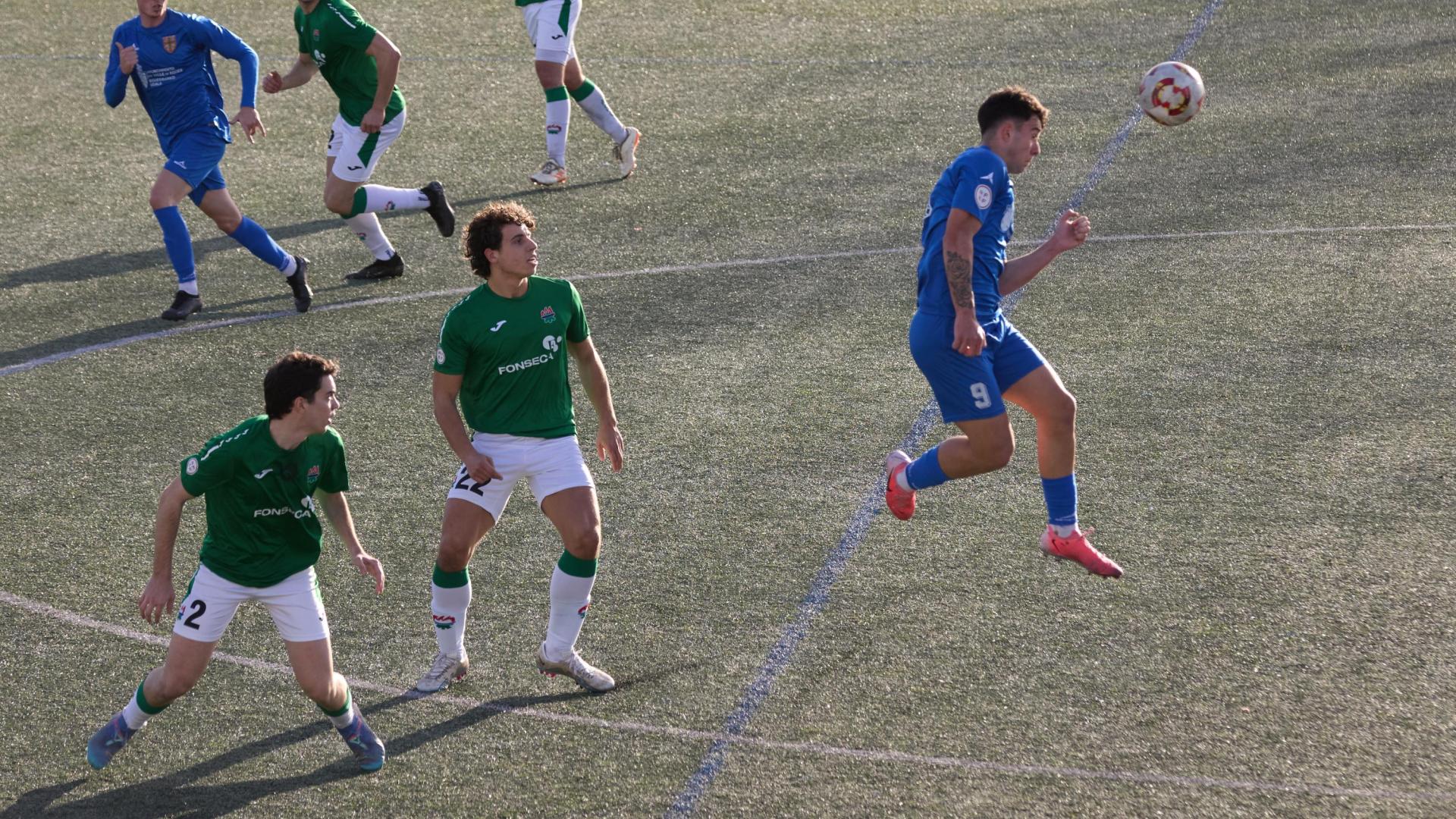 Xabi Goikoetxea, del Valle de Egüés, va de cabeza al balón ante Ander Meler y Alejandro Mendoza, del San Juan