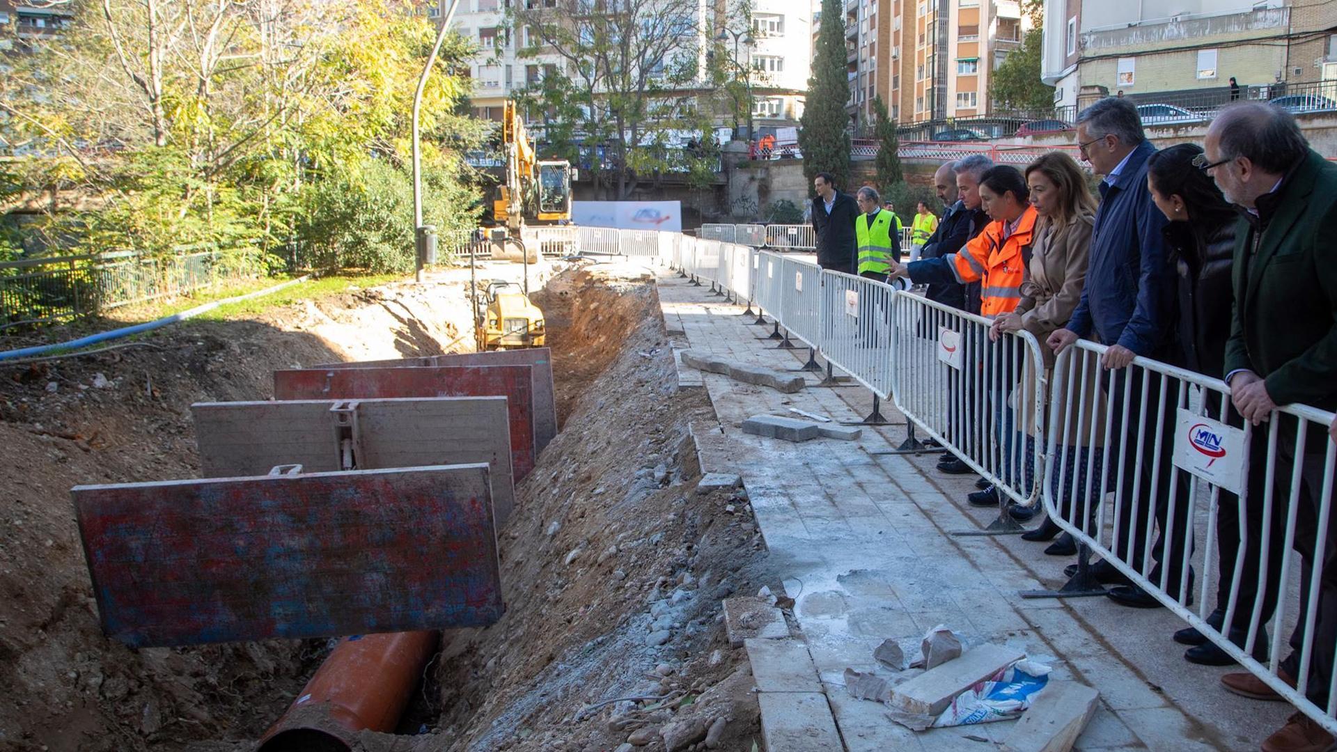 La alcaldesa de Zaragoza, Natalia Chueca, y el consejero de Medio Ambiente y Turismo, Manuel Blasco, durante una visita que han realizado a las obras de reforma del río Huerva