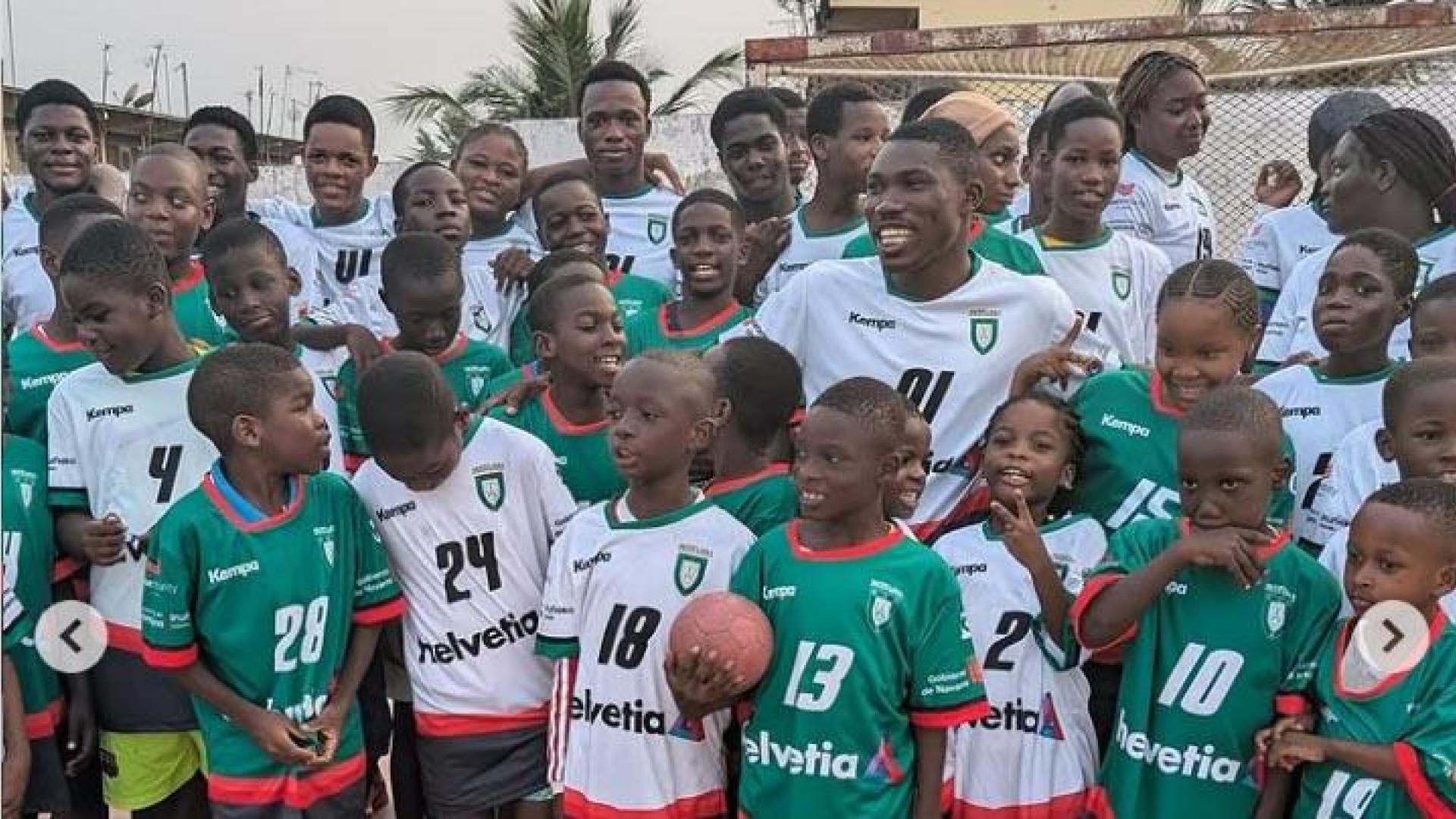 Parte de los 100 niños y jóvenes de entre 3 y 22 años que han recibido las camisetas