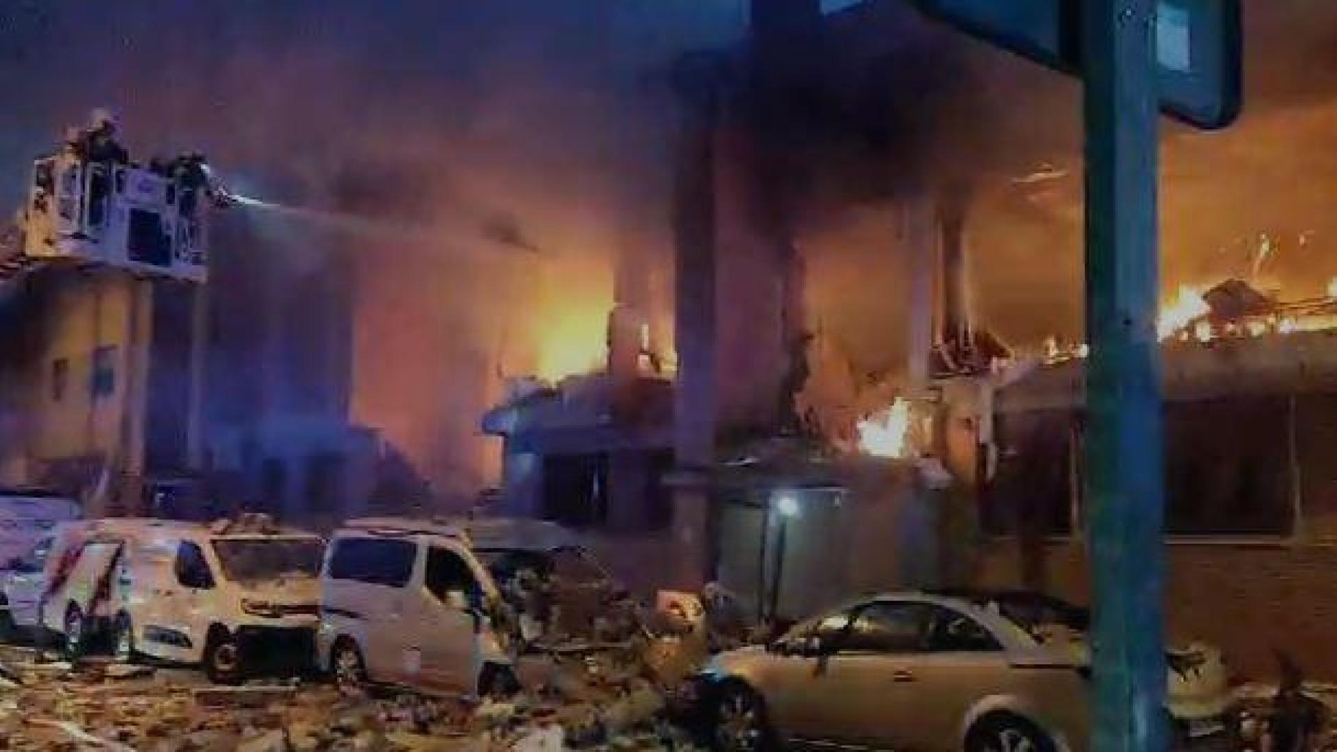 Vídeo: los bomberos apagan las llamas de la explosión de gas en Noáin