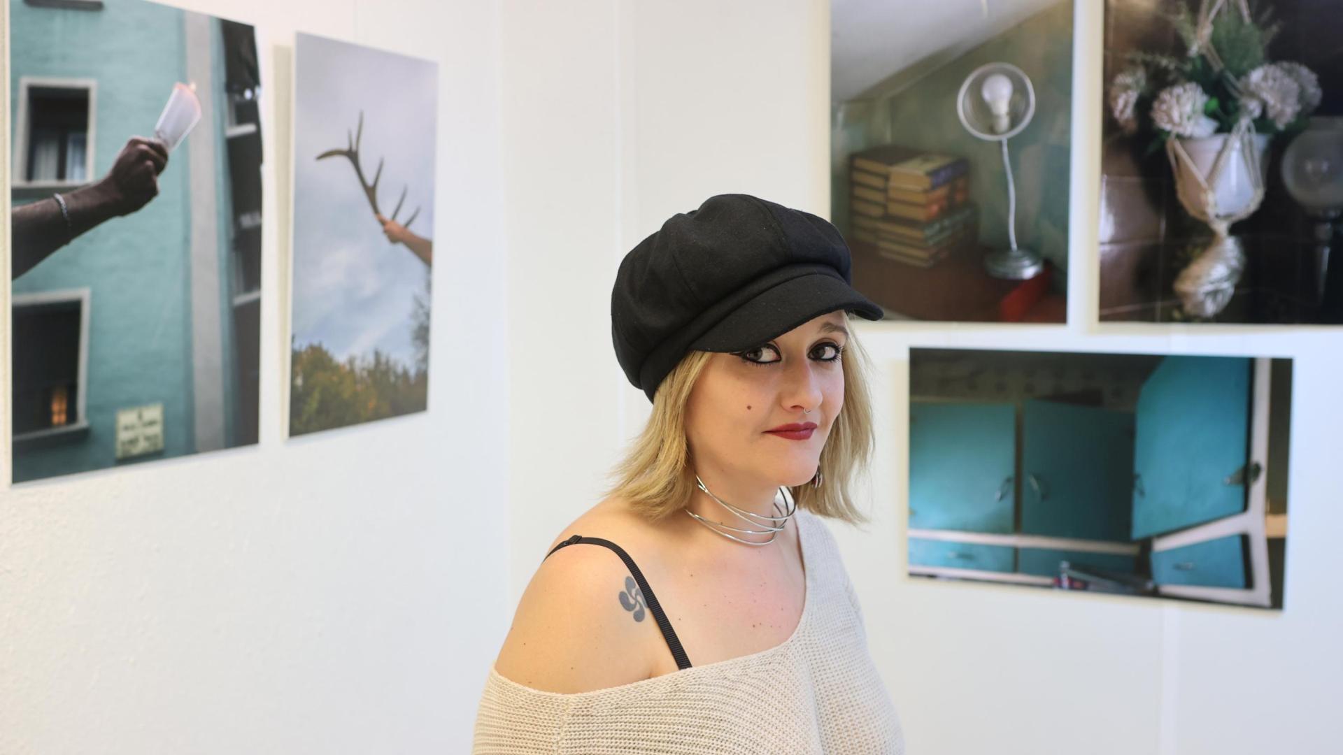 La fotógrafa Alexandra Akerreta, en la exposición de la Galería Contraluz.
