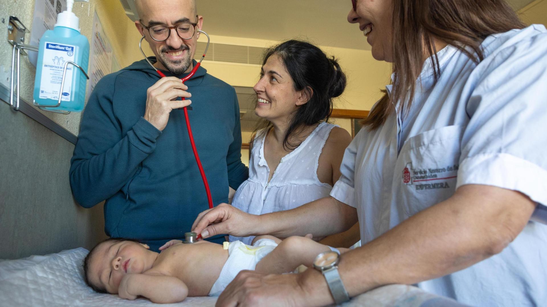 Santiago Vitas Lavín escucha el latido del corazón de su hijo Santiago Vitas Ciria junto a la madre de este, Marta Ciria Esteban, y la enfermera María Martín Fuentes, en una habitación del Hospital de Tudela