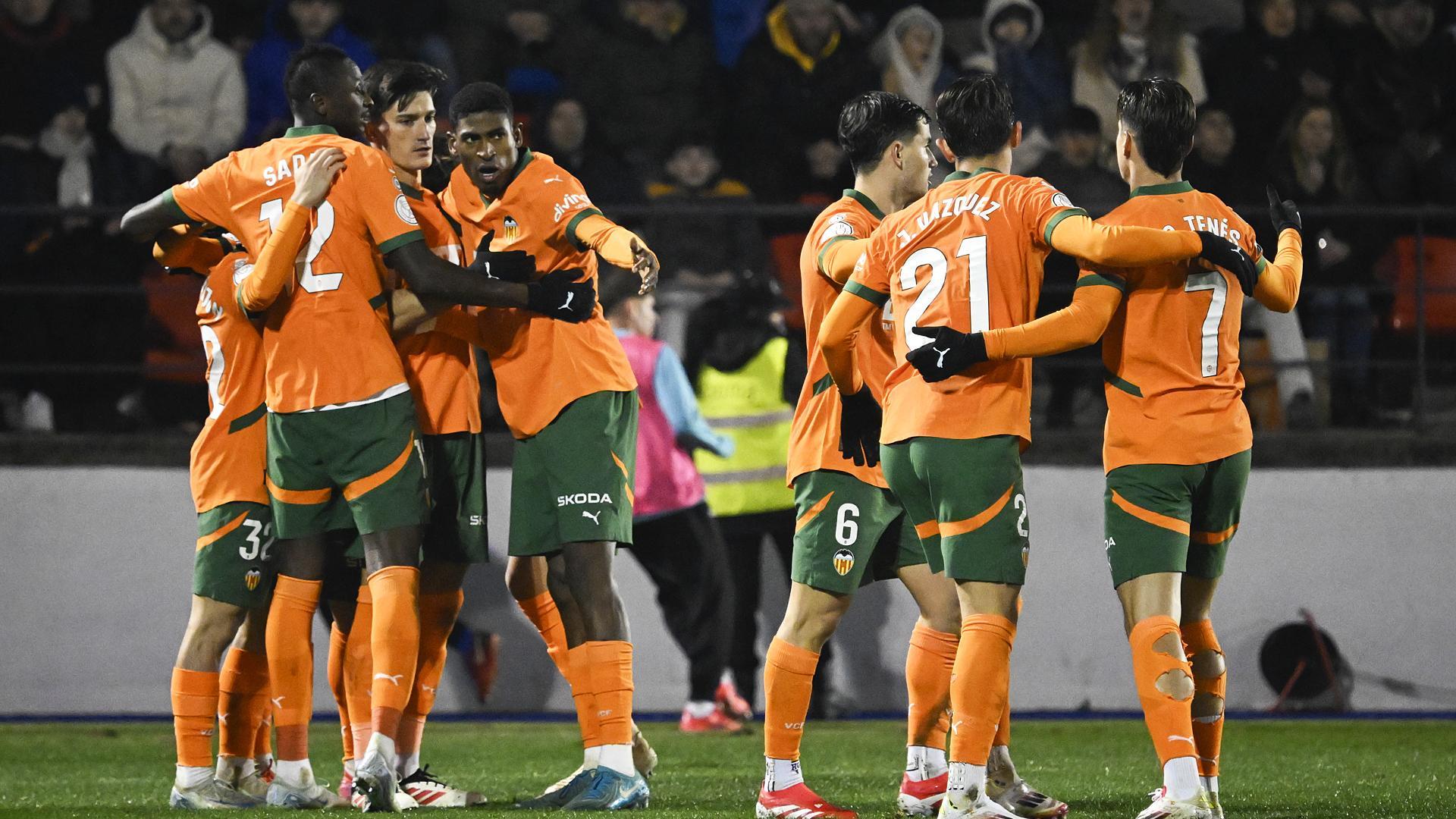 Los jugadores del Valencia celebran uno de los tantos marcados en el choque copero contra el Ourense /