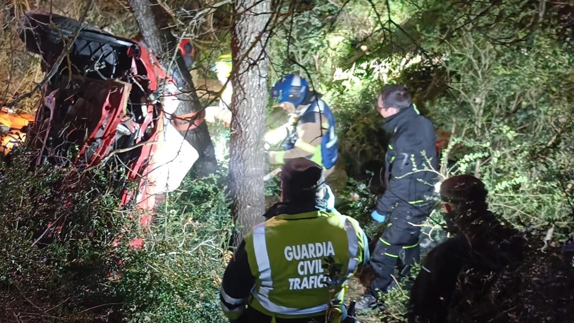 Muere una persona en Huesca tras salirse de la vía, volcar con su coche y chocar contra un árbol
