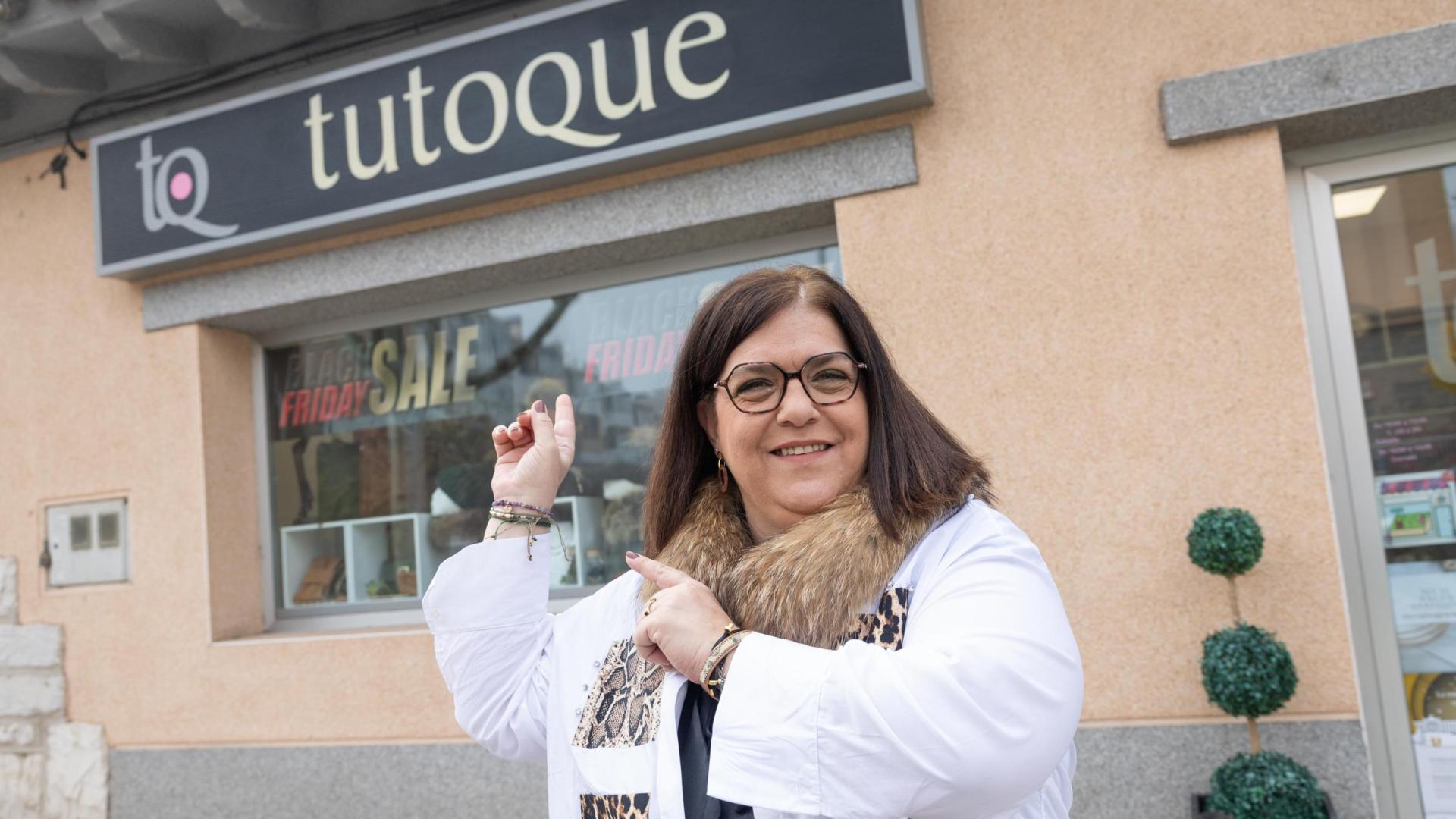 María Jesús Vidorreta Arz posa ante su establecimiento Tutoque, ubicado en la avenida del Barrio de Lourdes