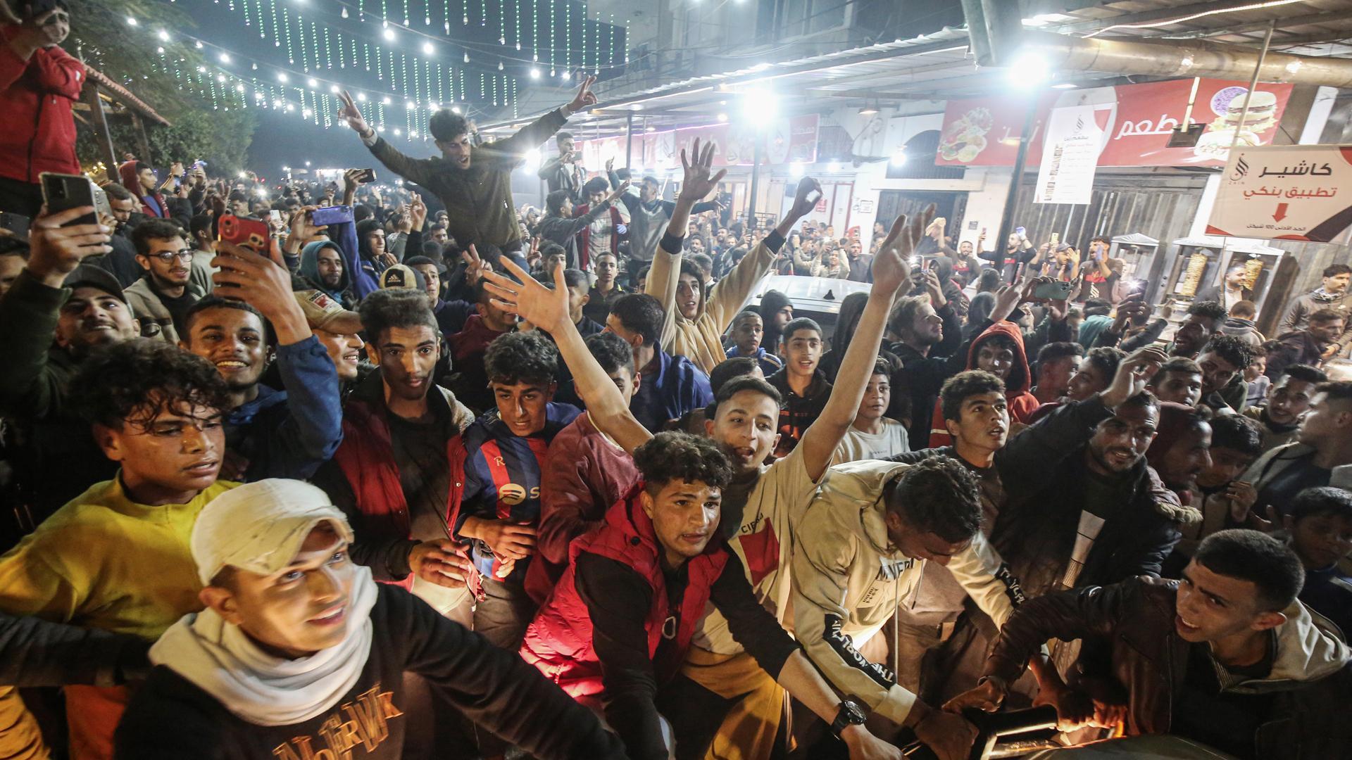 Alegría desbordada en Deir al Balah, en Gaza, donde miles de palestinos salieron a la calle a celebrar la noticia