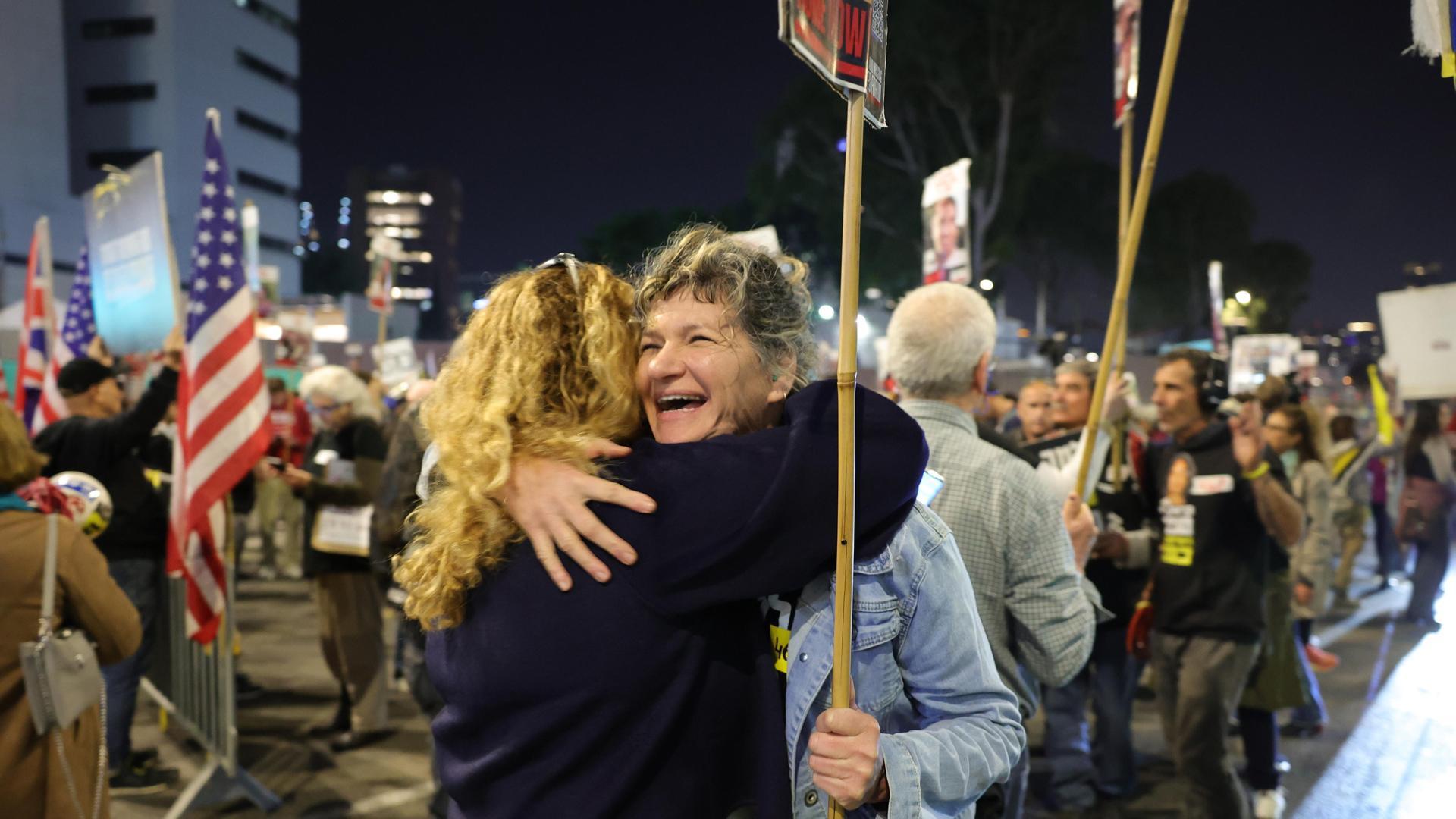 Celebración en las calles de Tel Aviv tras conocerse el acuerdo de alto el fuego