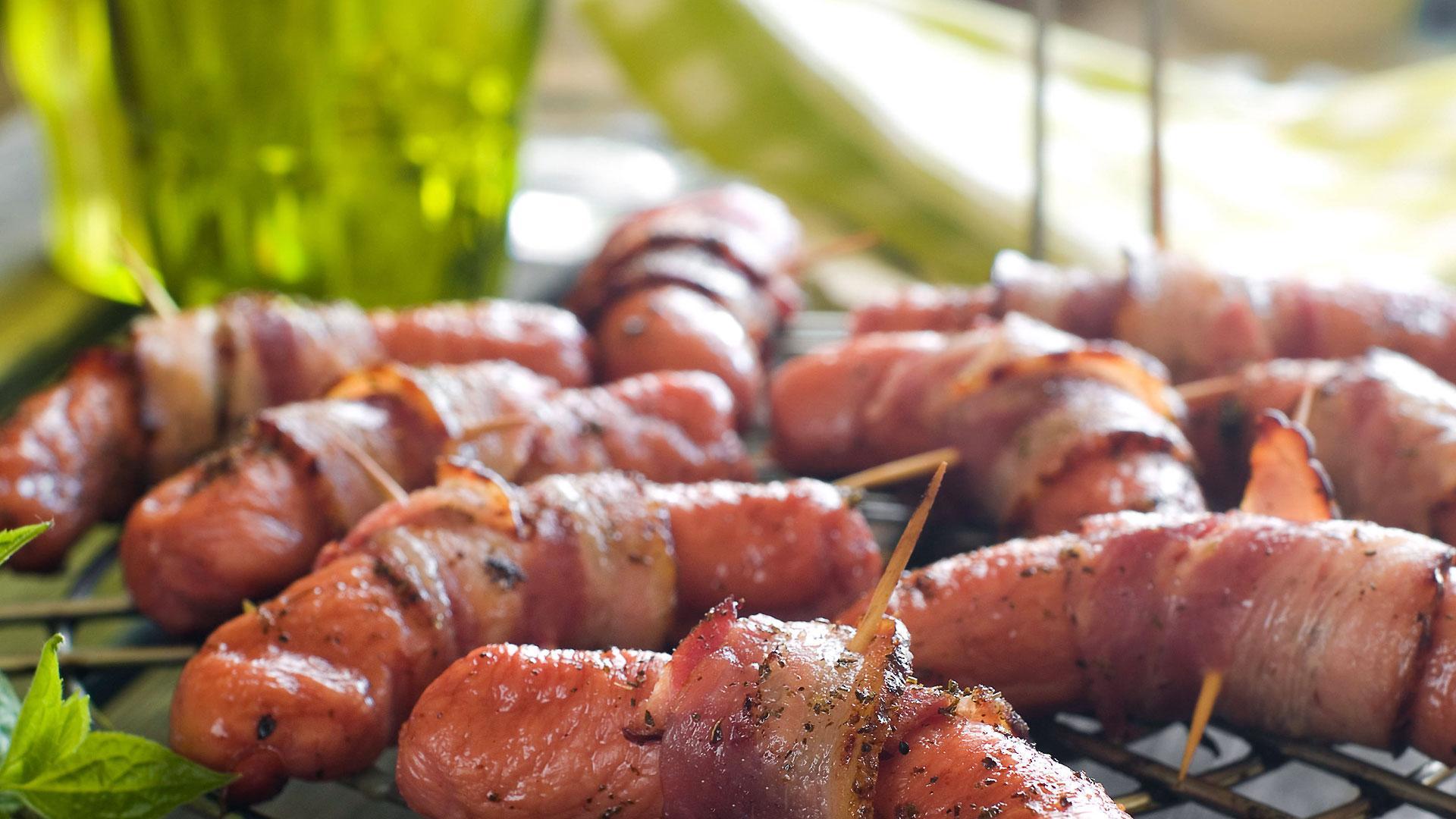 Salchichas con bacon, a la brasa