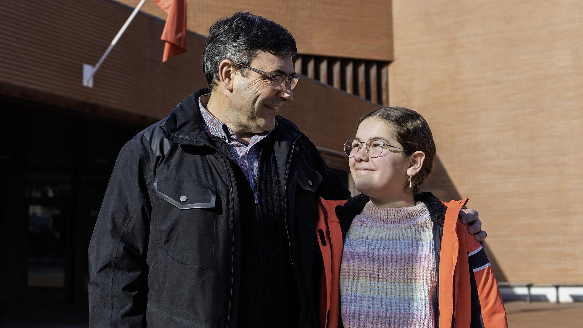 Alberto Mazo Bermejo, Rey de la Faba en Peralta en 1971, con Mailén García Ayala, que será coronada Reina de la Faba en Peralta mañana, frente a la casa de cultura donde tienen lugar los ensayos /