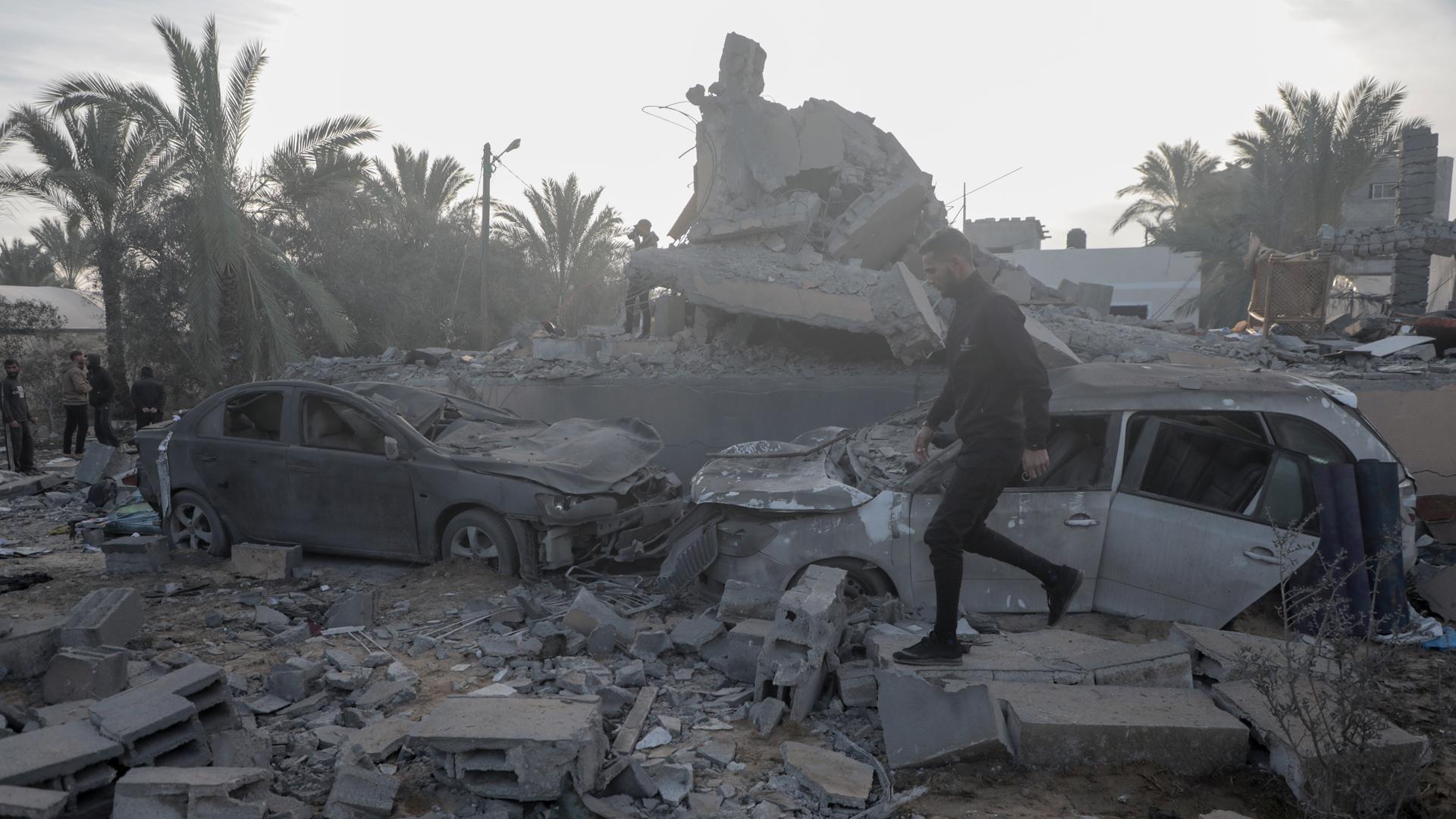 Un palestino camina entre escombros en Deir al-Balah, en Gaza