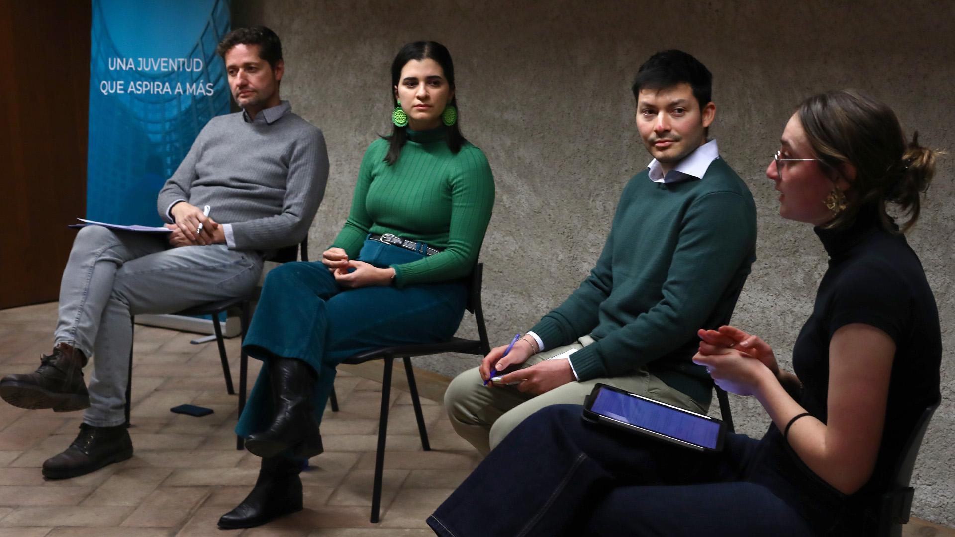 De izquierda a derecha, los psicólogos David Brugos y Ángeles Cueli y los miembros de Equipo Europa Jonathan Solarte y Delia Dinca, en la presentación del informe sobre salud mental
