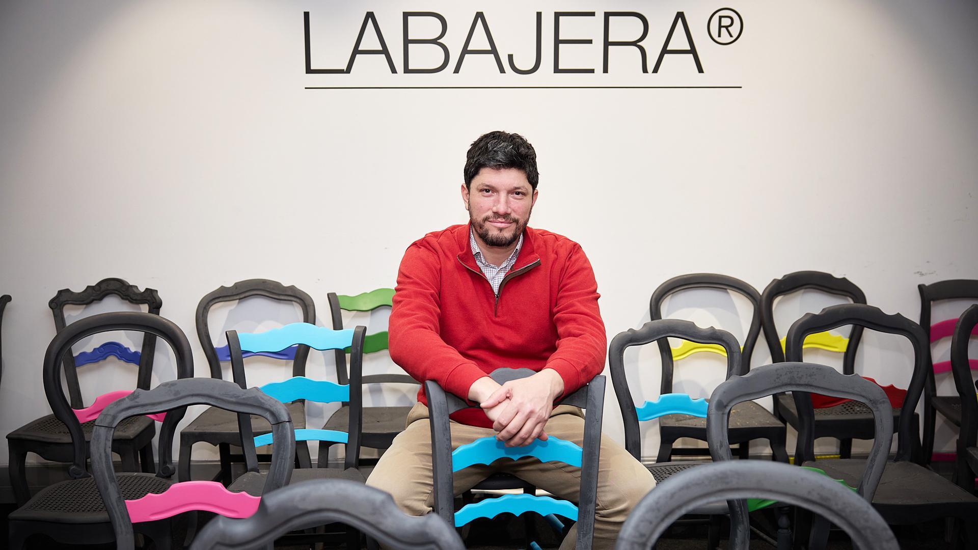 Guillermo García Martínez, nuevo presidente de la Asociación de la Juventud Empresaria de Navarra, en La Bajera, que es la sede de la organización /