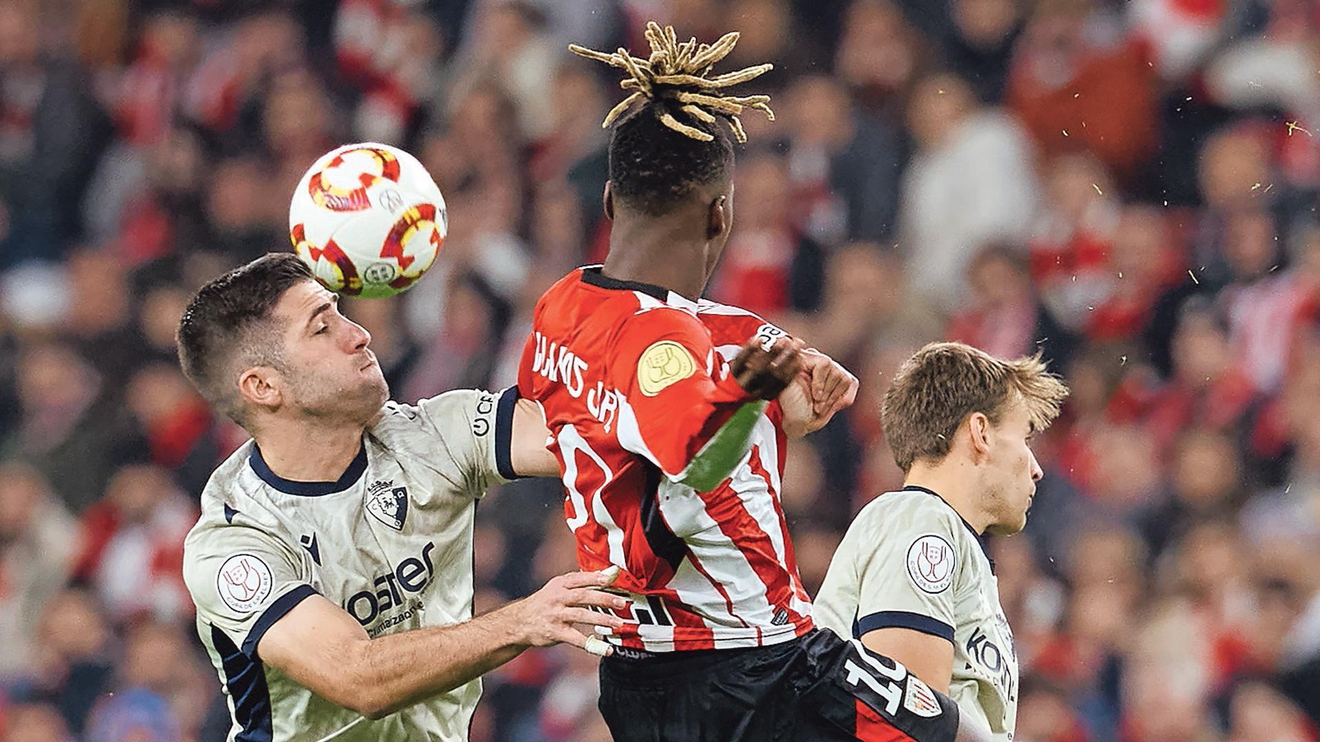 Areso pelea por el balón con Nico Williams