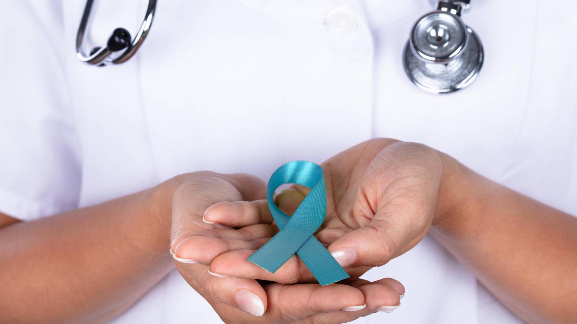 Imagen genérica de la lucha contra el cáncer. El lazo de color turquesa representa al cáncer de ovario, conocido como la enfermedad invisible porque no da síntomas.