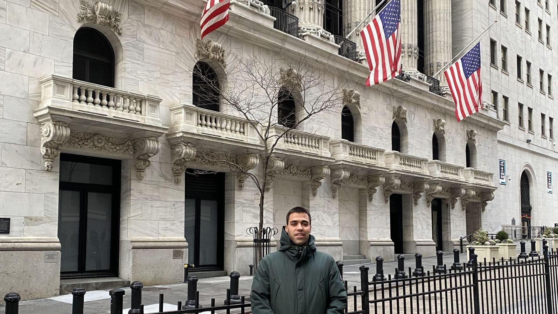El periodista Álvaro Beristain Perelló, ante el edificio de la Bolsa de Nueva York