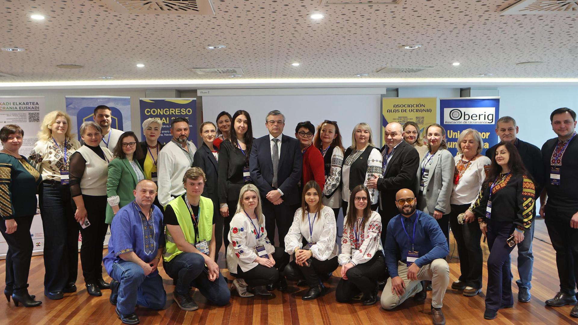 El embajador de Ucrania en España, Serhii Pohoreltsev (en el medio), junto con compatriotas de asociaciones de todo el país, en el Hotel Iruña Park de Pamplona.