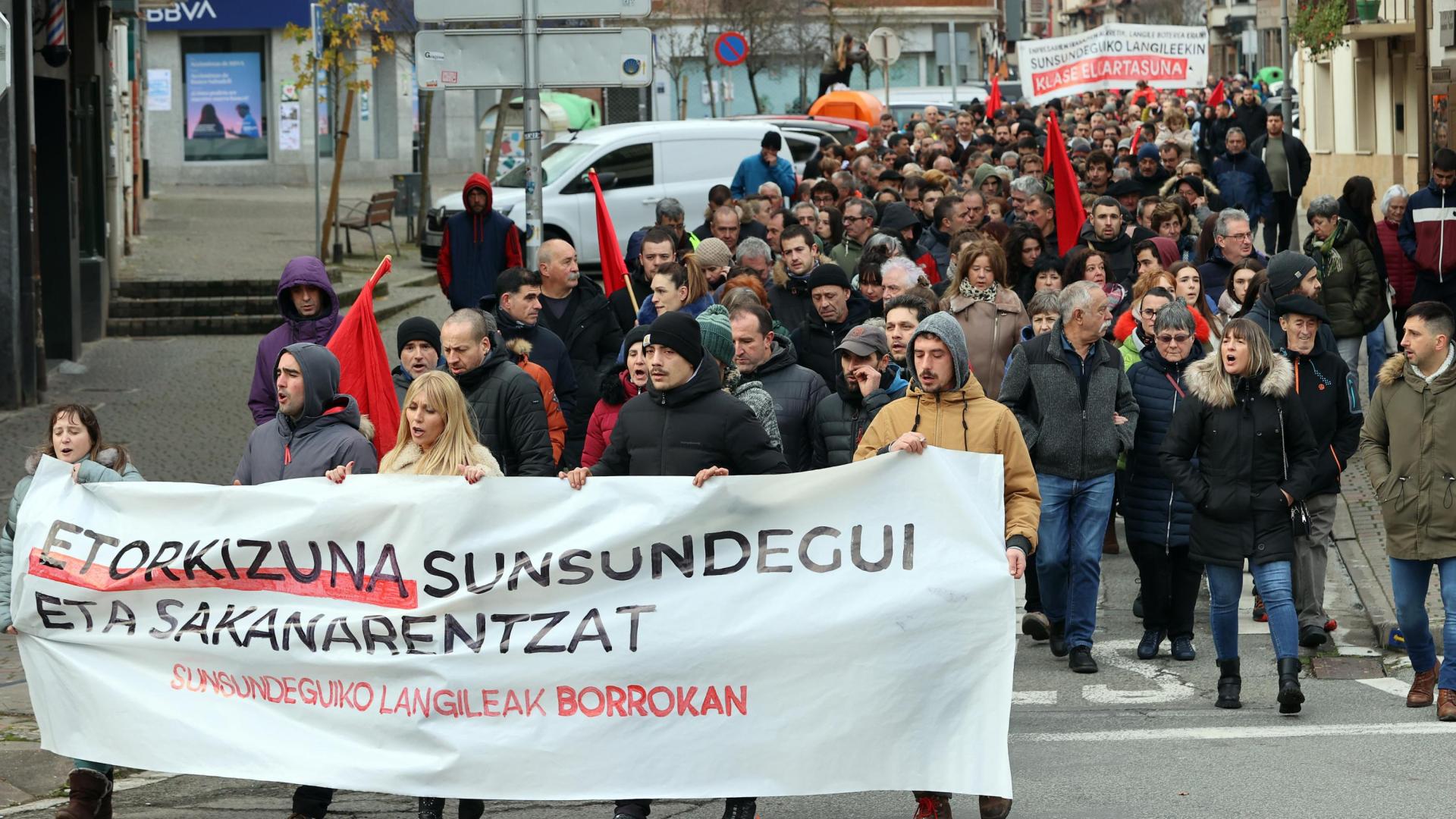 Imagen de la última manifestación que recorrió el centro de Alsasua, en defensa de la continuidad de Sunsundegui.